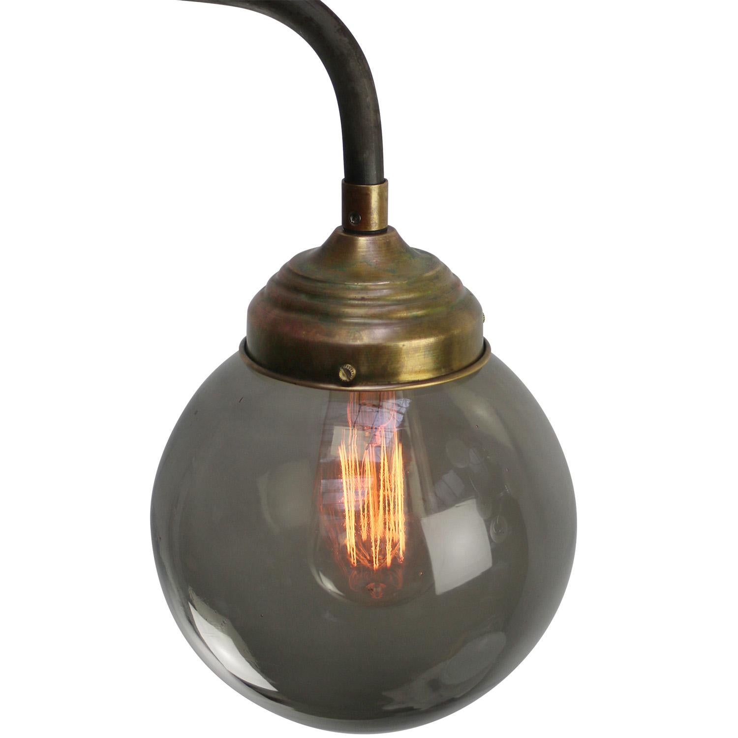 Vidrio Gris Titanio Ahumado Lámparas de Pared de Fundición de Latón Vintage Moderno de mediados de siglo en venta