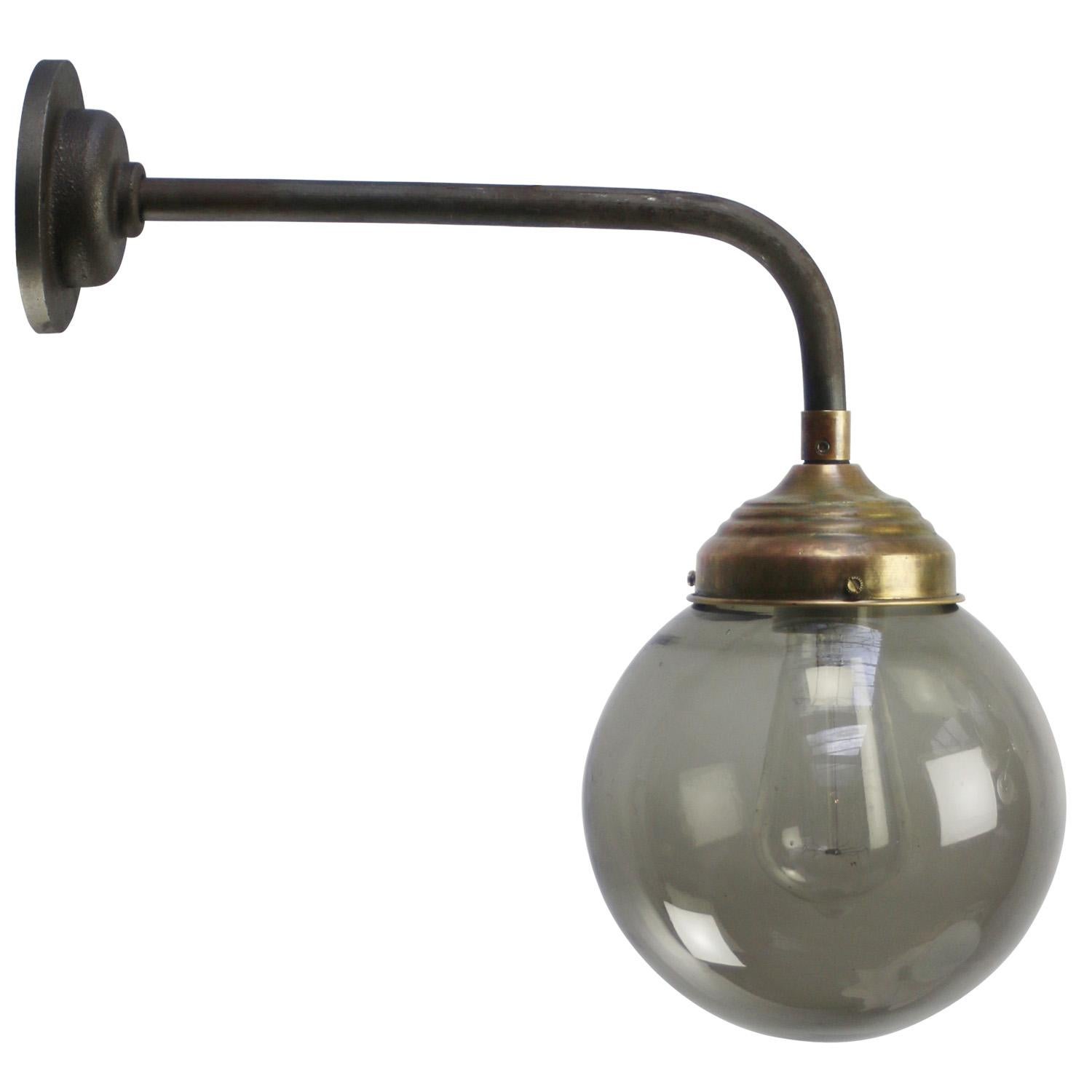 Vidrio Gris Titanio Ahumado Lámparas de Pared de Fundición de Latón Vintage en Bueno estado para la venta en Amsterdam, NL