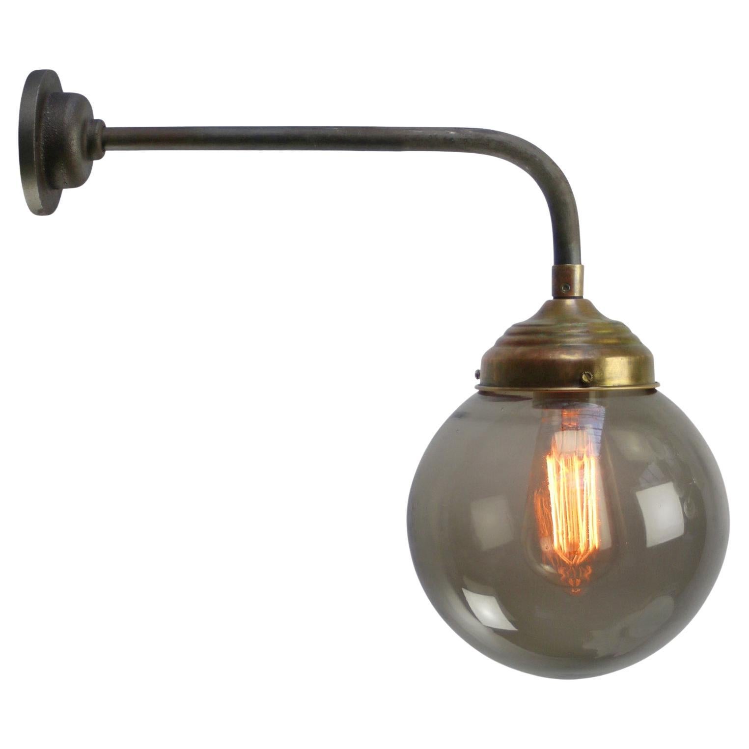 Applique in ghisa con vetro grigio titanio fumé e ottone d'epoca