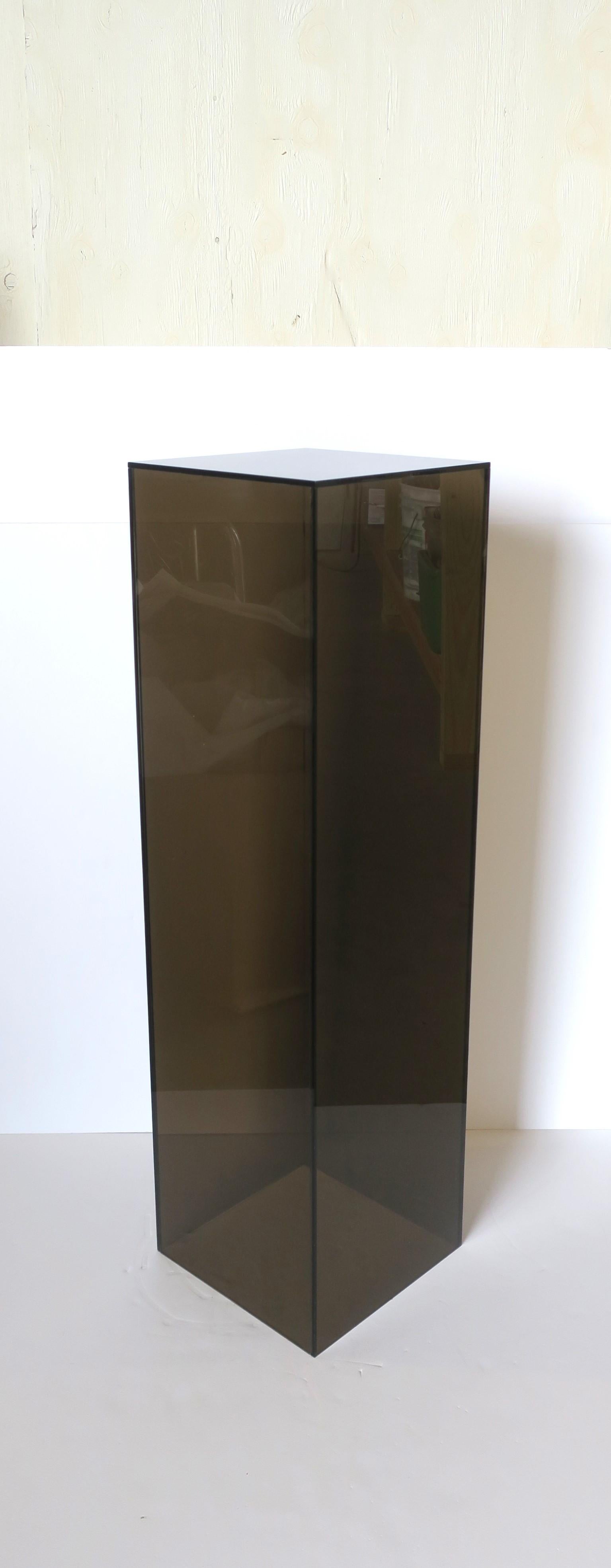 The Pedestal Column Stand Smoked Black Translucent Acrylic (Moderne) im Angebot