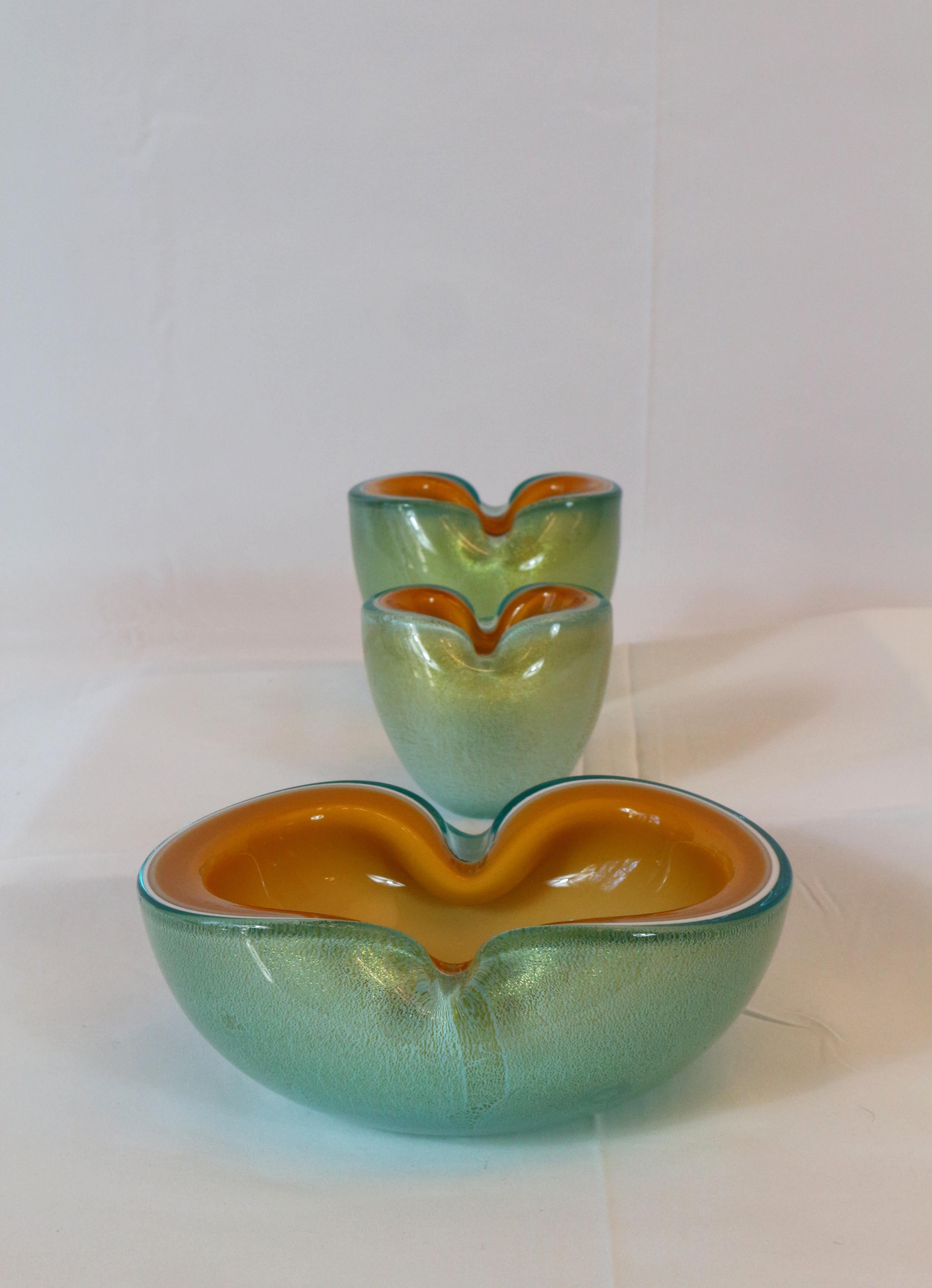 Wonderful three colors lightblue, mustard white and gold included in the glass .
