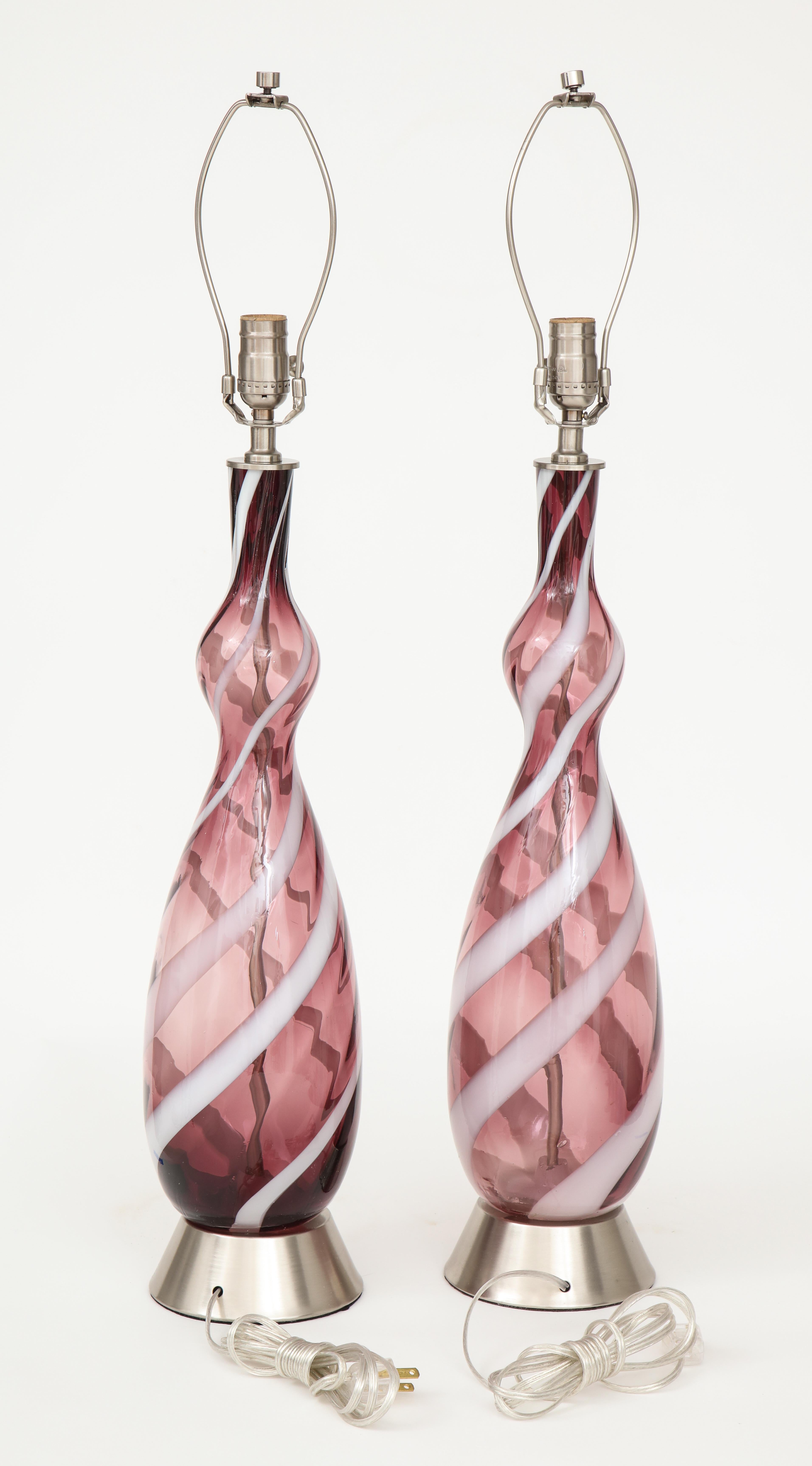 Paire de lampes en verre de Murano du milieu du siècle, de couleur améthyste fumé avec une spirale contrastée blanc cassé, bases en nickel satiné. Câblée pour une utilisation aux Etats-Unis. Ampoules de 100W max.