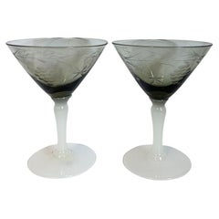 Smokey Etched Martiniglas-Gläser mit Milchglas-Sockel – Ein Paar