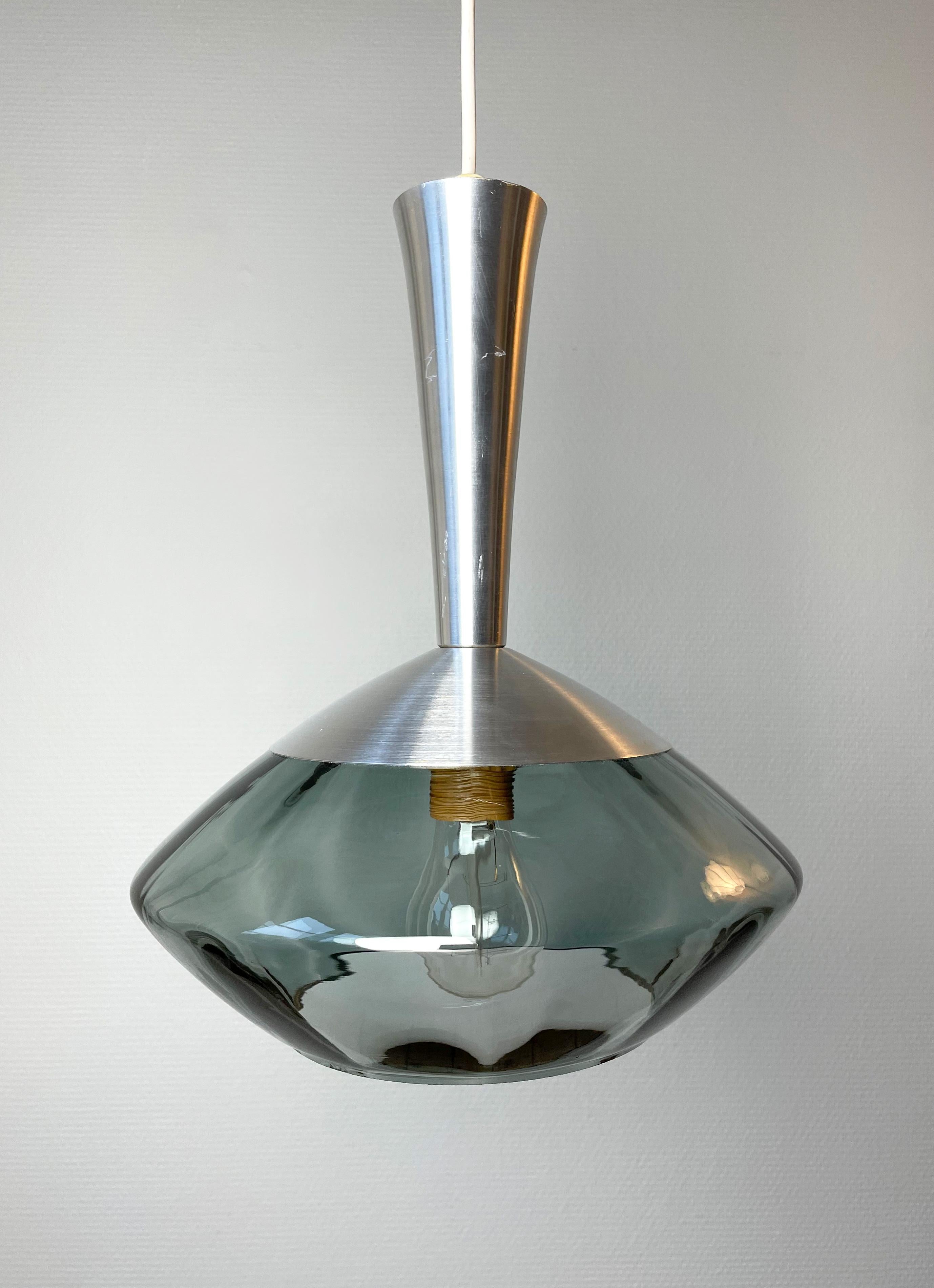 Mid-Century Modern Pendentif soucoupe en verre gris fumé Orrefors des années 1950, Suède en vente
