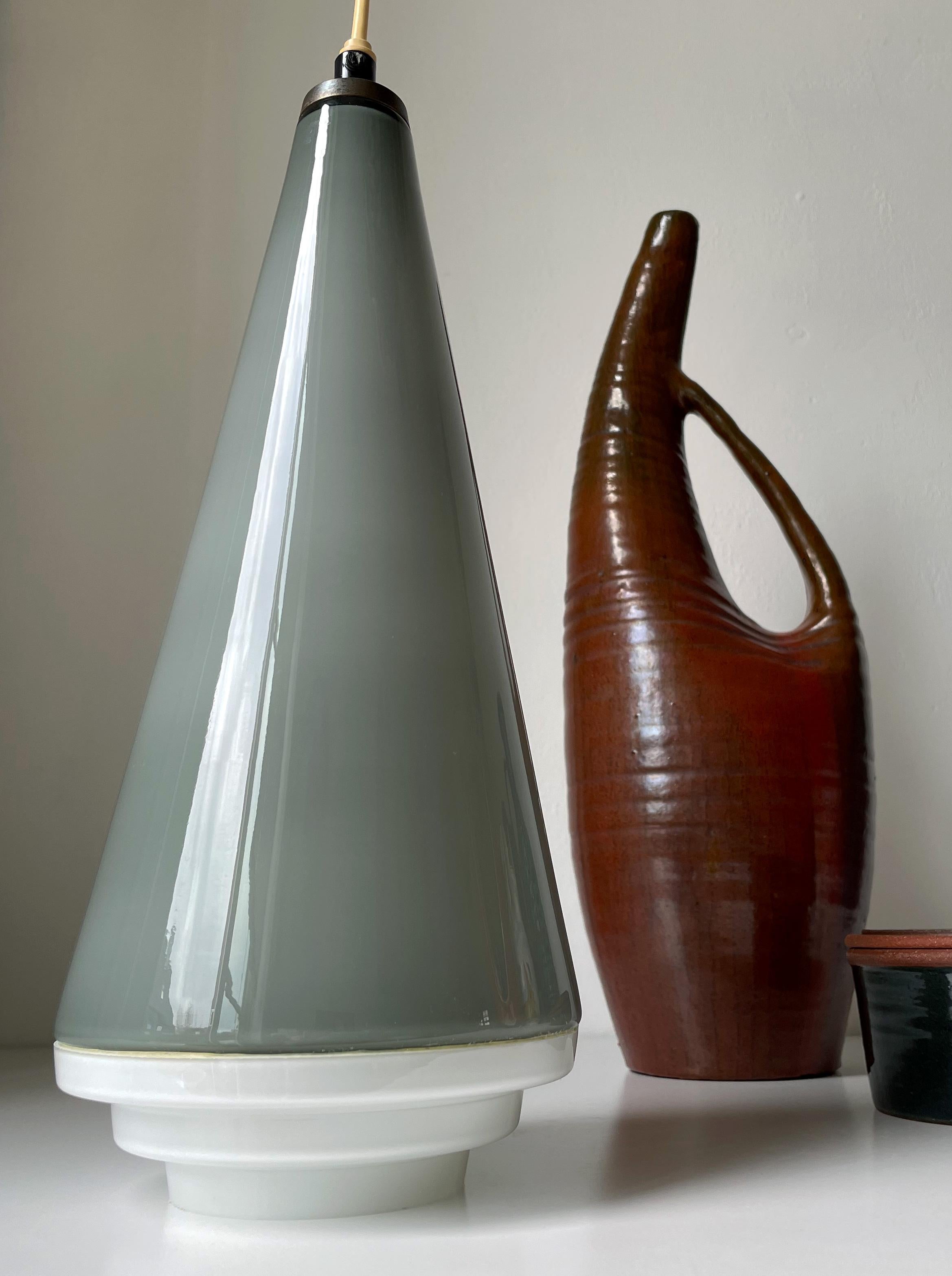 20ième siècle Pendentif cône en verre blanc et gris fumé, années 1950 en vente