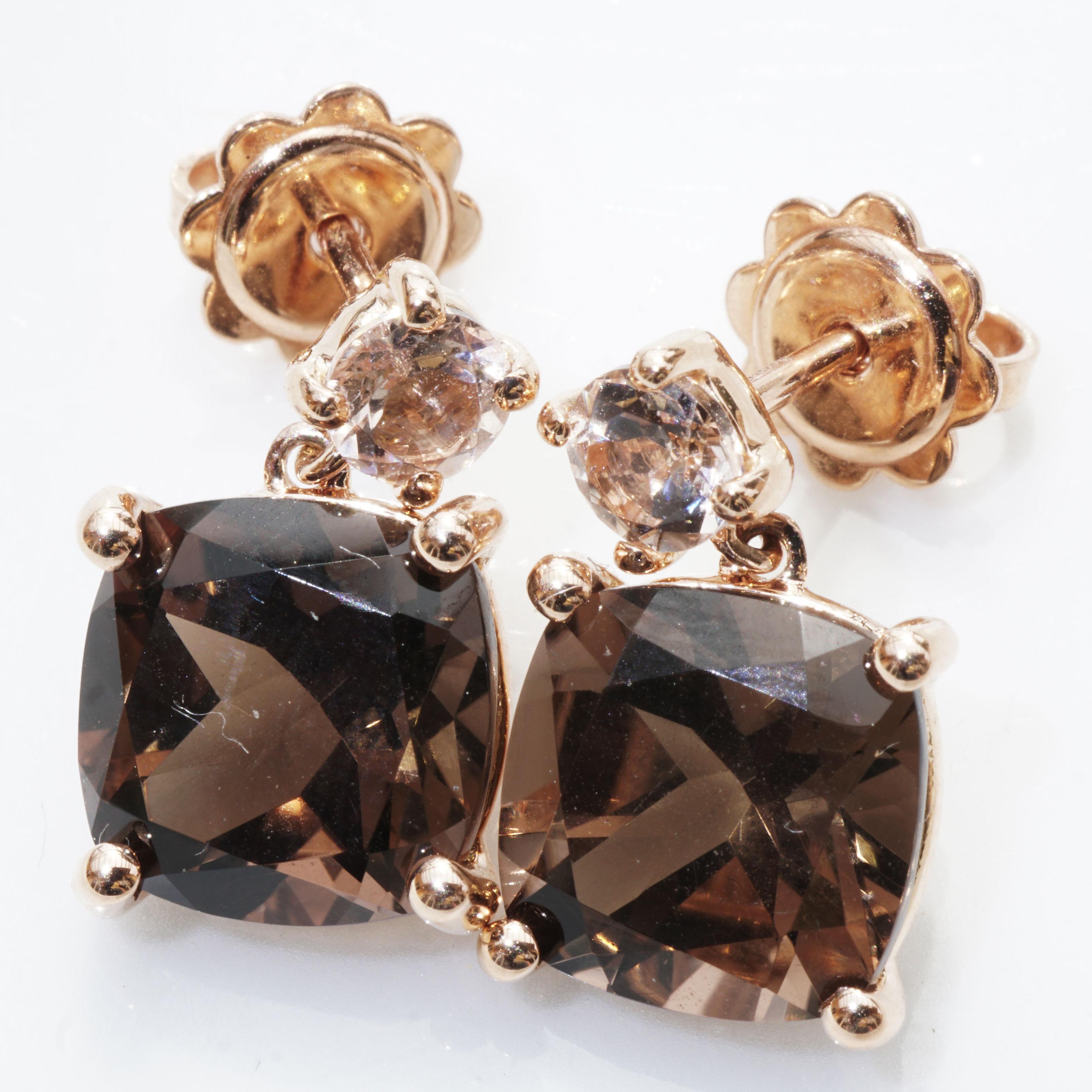 Earstuds high quality made in an italian traditional goldsmith in Valenza, modern design, each one in oval facetted smoky quartz total ca. 6 ct, held by 4 modern crabs and a ear stud suspension each with a light pink colored fine morganite total ca.