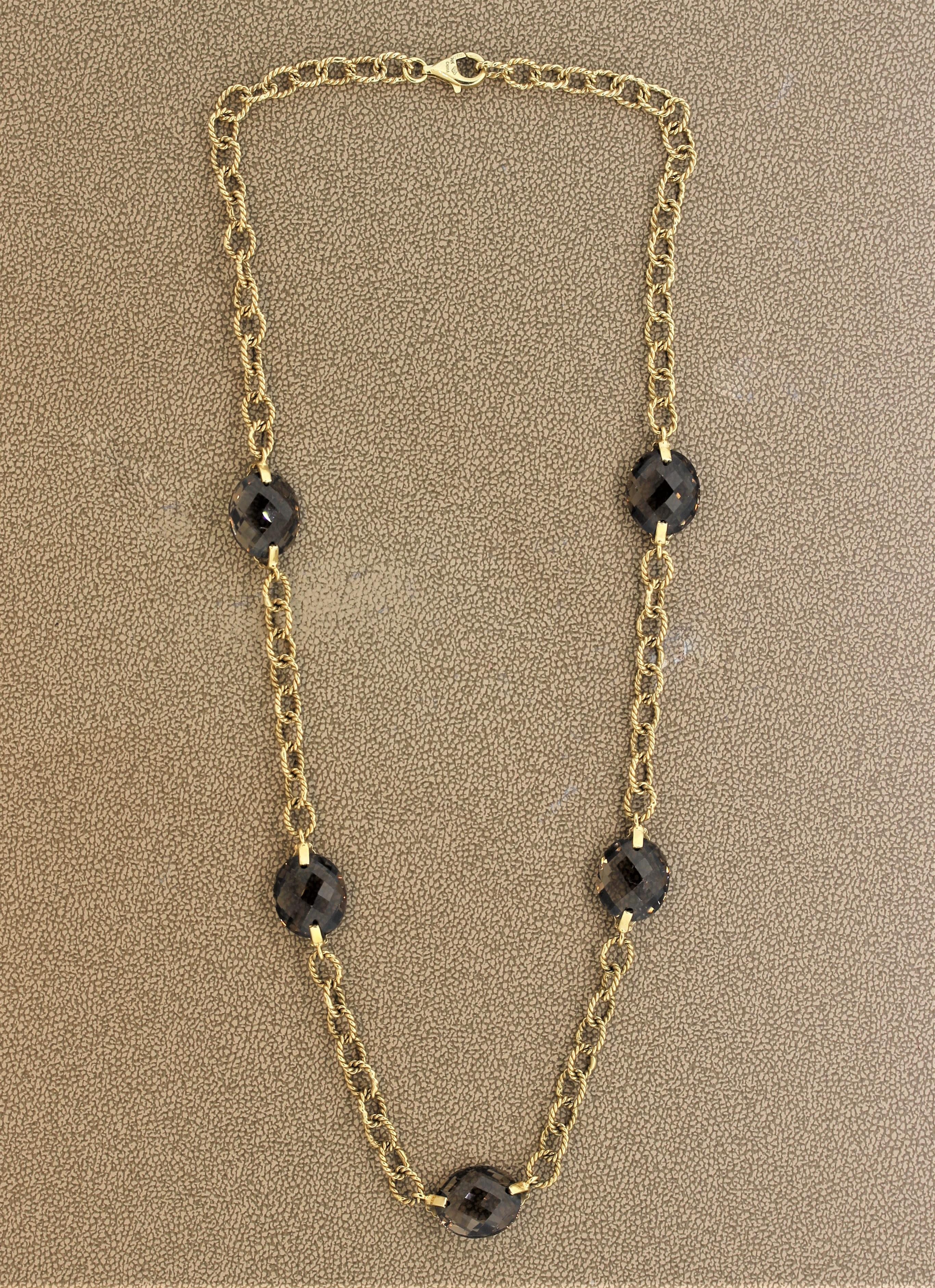 Eine süße Halskette mit 5 ovalen Rauchquarz-Edelsteinen im Schachbrettschliff. Sie sind entlang der 14 Karat Gelbgold geflochtene Gold Links und getrennt von etwa 2 Zentimeter jeder.

Länge: 18 Zoll