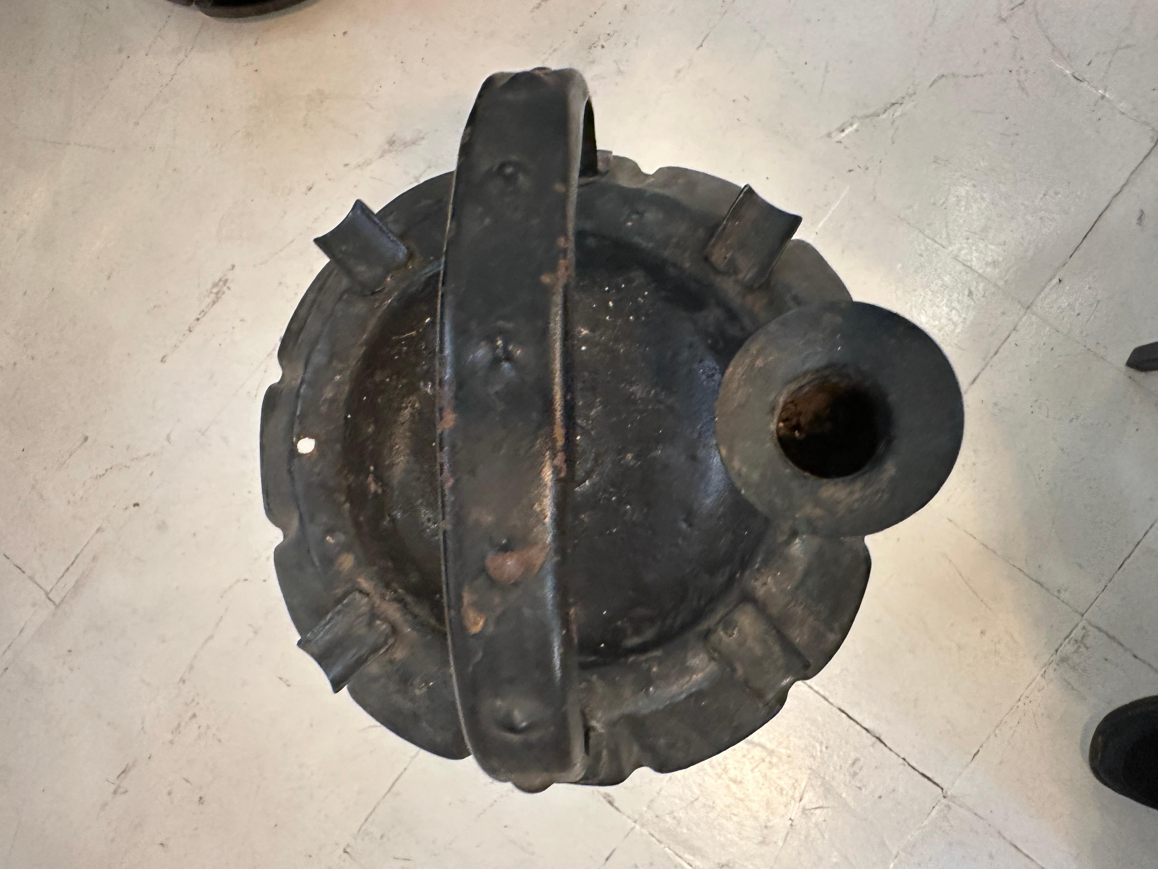 Mesa de Fumar - Estilo: Secesión Vienesa, Año: 1900,  Material: Hierro Austríaco en venta