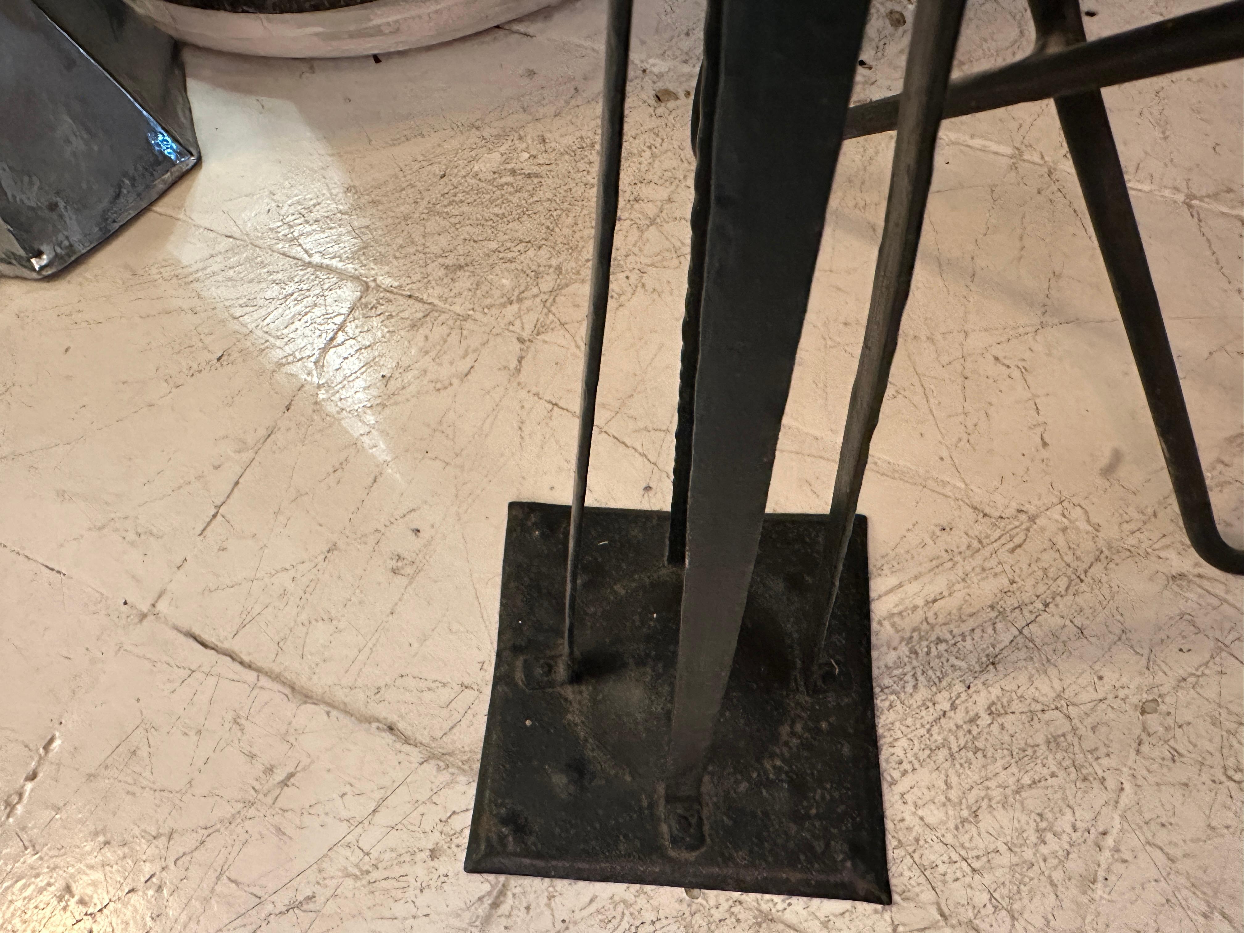 Mesa de Fumar - Estilo: Secesión Vienesa, Año: 1900,  Material: Hierro principios del siglo XX en venta