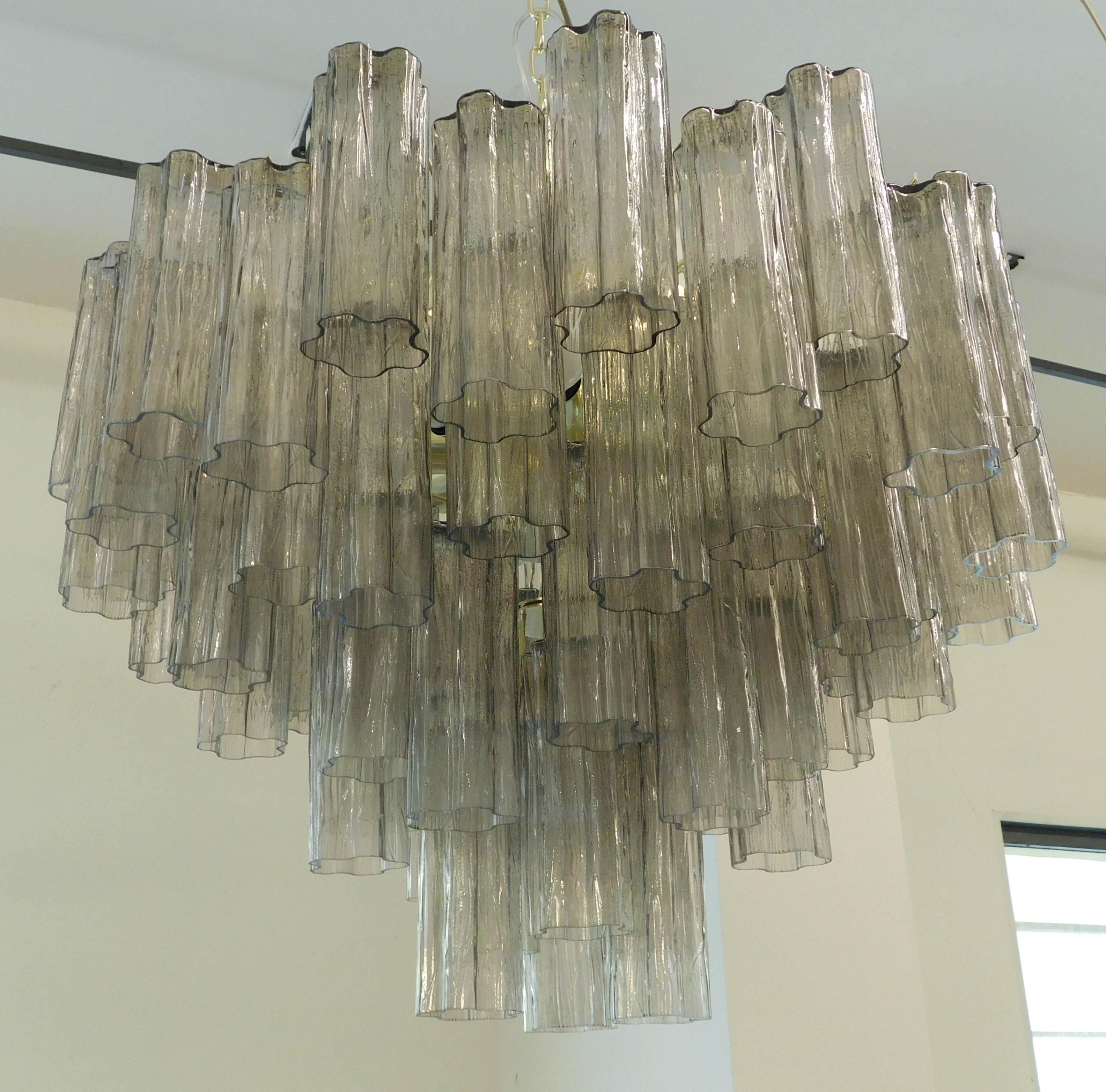 Lampadario italiano con vetri tronchi di Murano marrone fumé, montati su una struttura in metallo dorato / Made in Italy by Fabio LTD
Misure: diametro 29,5 pollici / altezza 21,5 pollici più 20 pollici di catena e tettoia 
10 luci / tipo E26 o E27 /