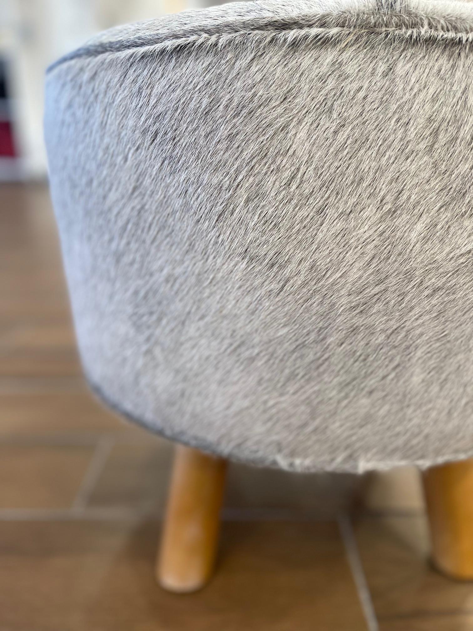 Moderno Gambe del pouf ottomano in pelle di vitello grigio fumo in vendita