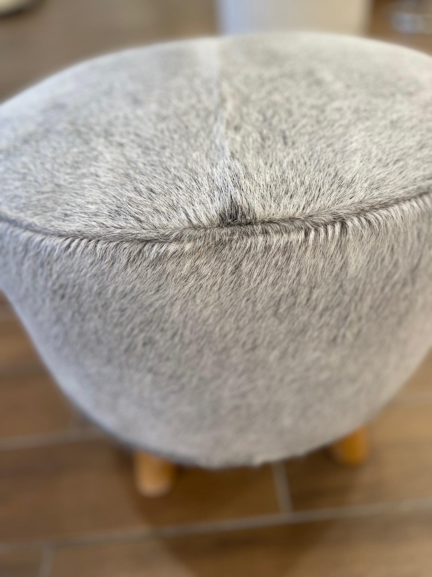 Americano Gambe del pouf ottomano in pelle di vitello grigio fumo in vendita