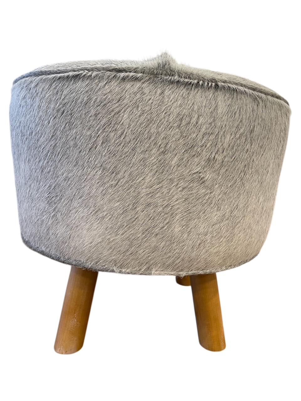 XXI secolo e contemporaneo Gambe del pouf ottomano in pelle di vitello grigio fumo in vendita