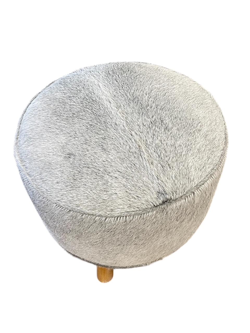 Vacchetta Gambe del pouf ottomano in pelle di vitello grigio fumo in vendita