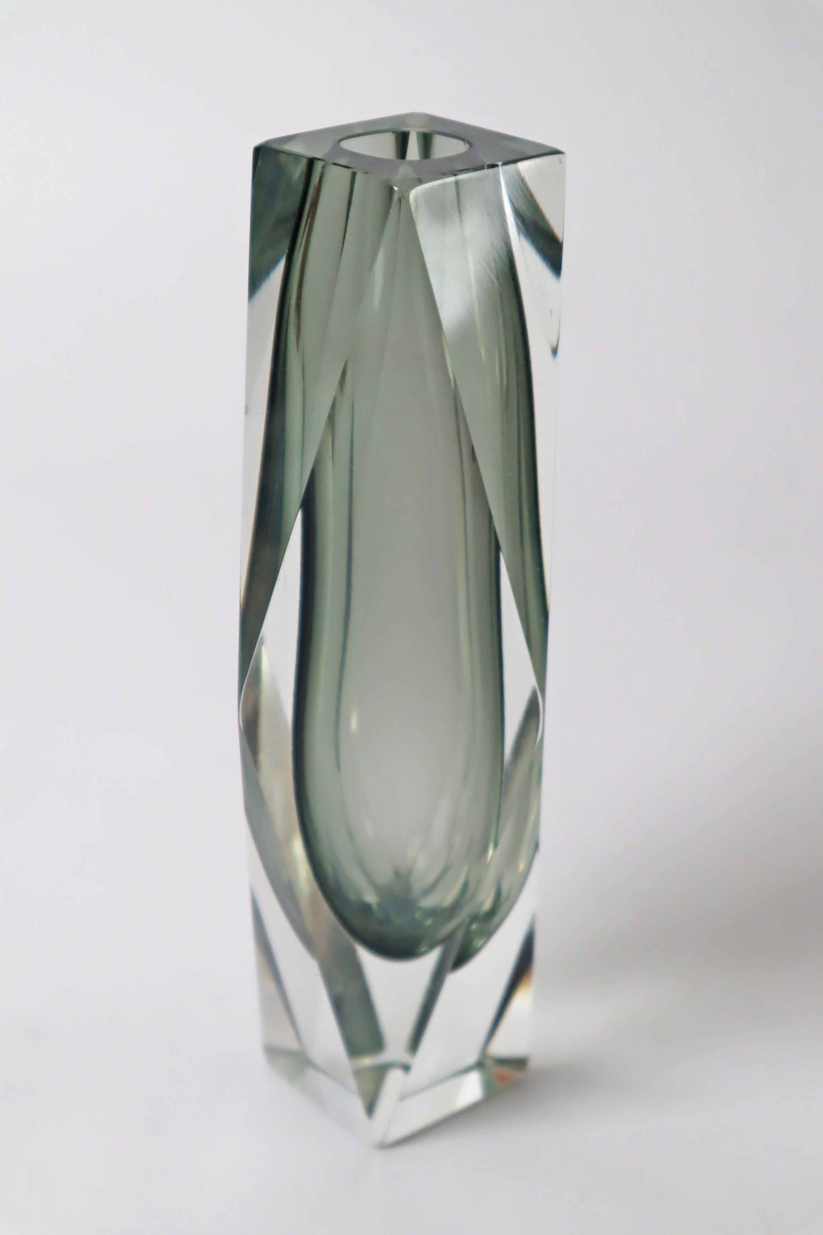 Questo bellissimo vaso a blocco di Murano è una piccola opera d'arte. La forma e la rifrazione della luce sono bellissime e affascinano ogni spettatore. Il vaso è ben tenuto ma presenta un piccolo difetto su un lato, ben visibile nelle foto. Il vaso