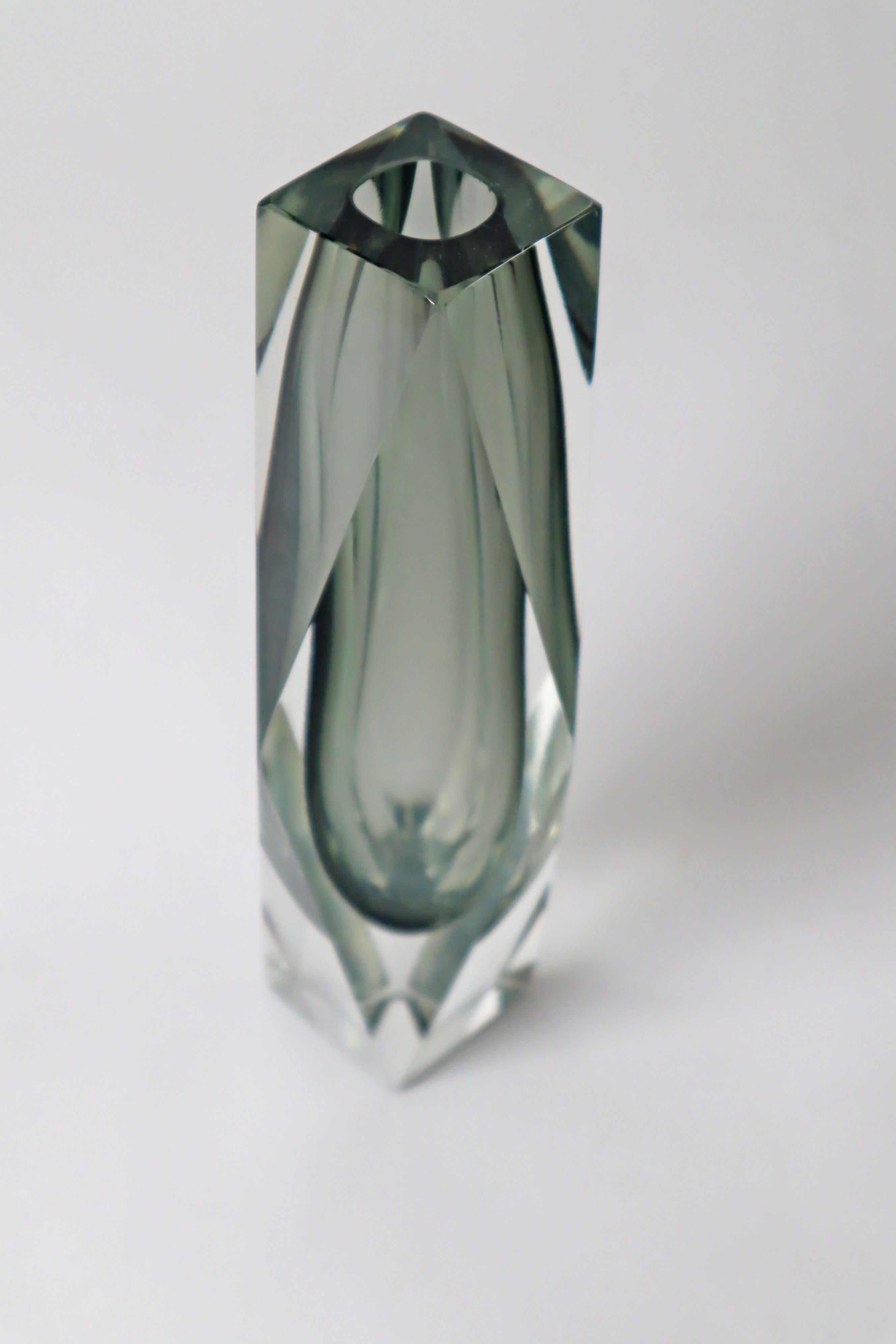 Mid-Century moderno Vaso in vetro di Murano grigio fumo Attribuito a Flavio Poli per A. Mandruzzato, anni '60 in vendita
