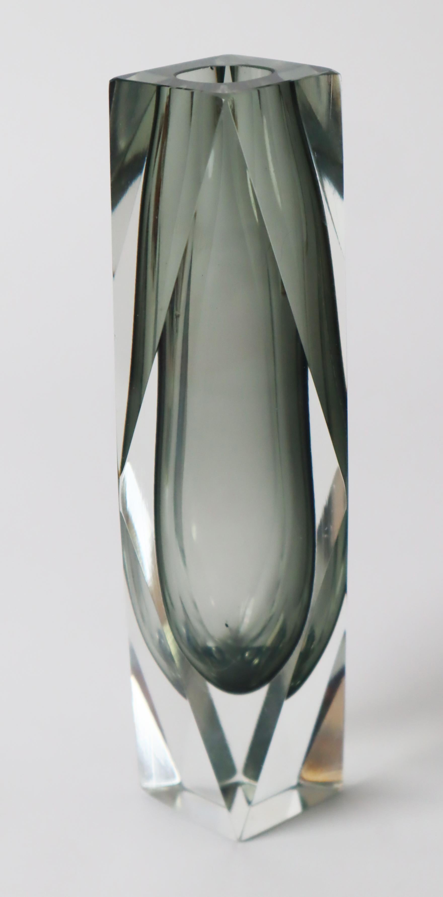 Sfaccettato Vaso in vetro di Murano grigio fumo Attribuito a Flavio Poli per A. Mandruzzato, anni '60 in vendita