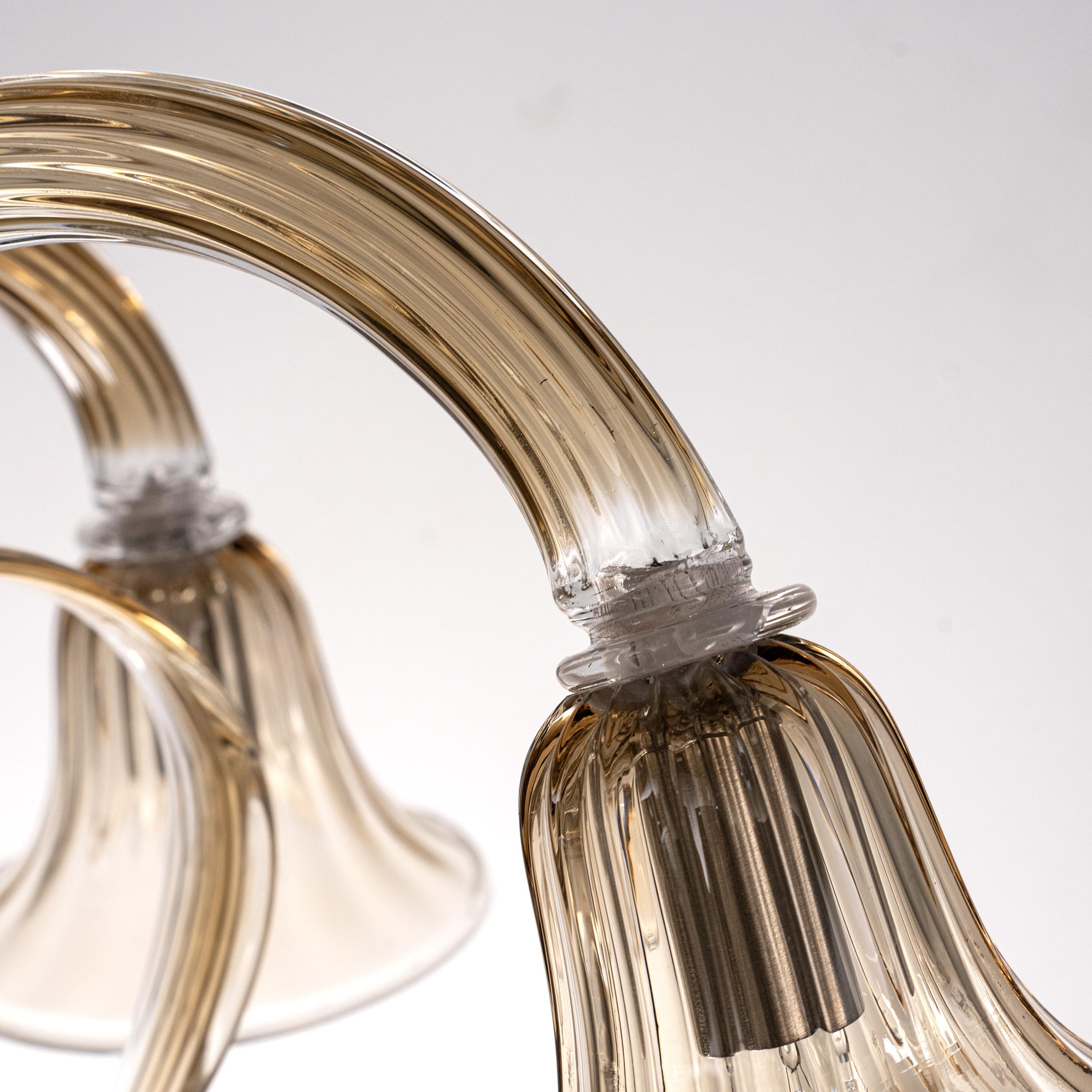 Smoky Murano glass chandelier 6 lights, handmade Vintage Made in Italy.
Condition: virtually perfect condition and never used: no heavy scratches, no defects, no cracks no missing parts.
 
Type: Venetian chandelier
Dimensions: Ø80 x h70 cm (31,4