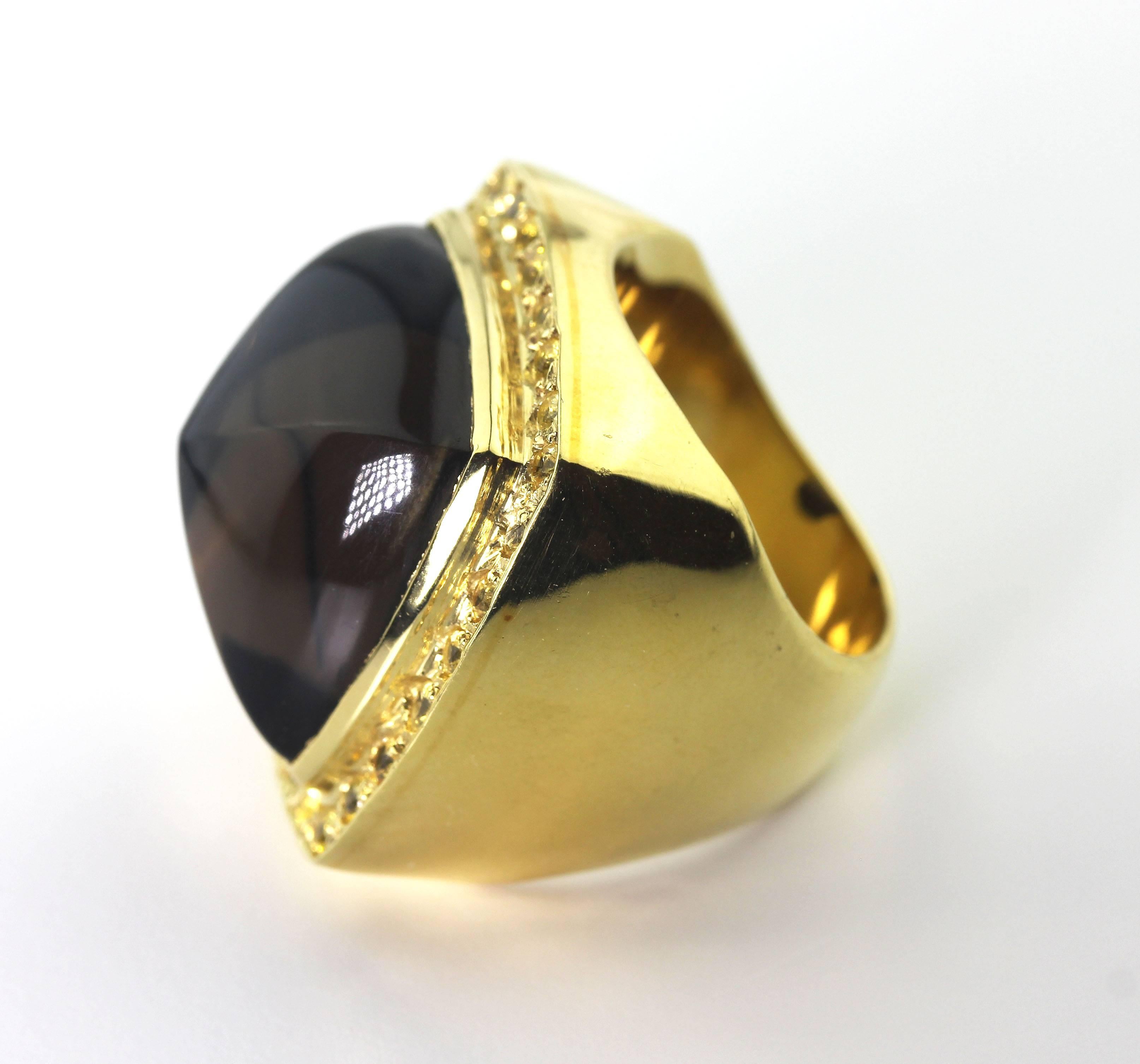 18 Karat Gelbgold Ring mit Rauchquarz und Saphir von JD HUGE STATEMENT im Zustand „Neu“ im Angebot in Raleigh, NC