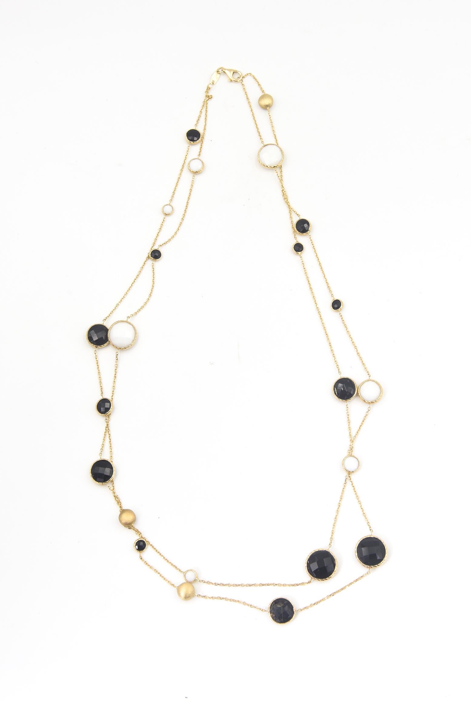 Magnifique collier en or jaune 14k et pierres semi-précieuses, composé d'une chaîne à maillons avec des pierres rondes facettées en agate blanche et en quartz fumé (de couleur noire) avec quelques pierres en rutile doré. Les pierres sont rehaussées