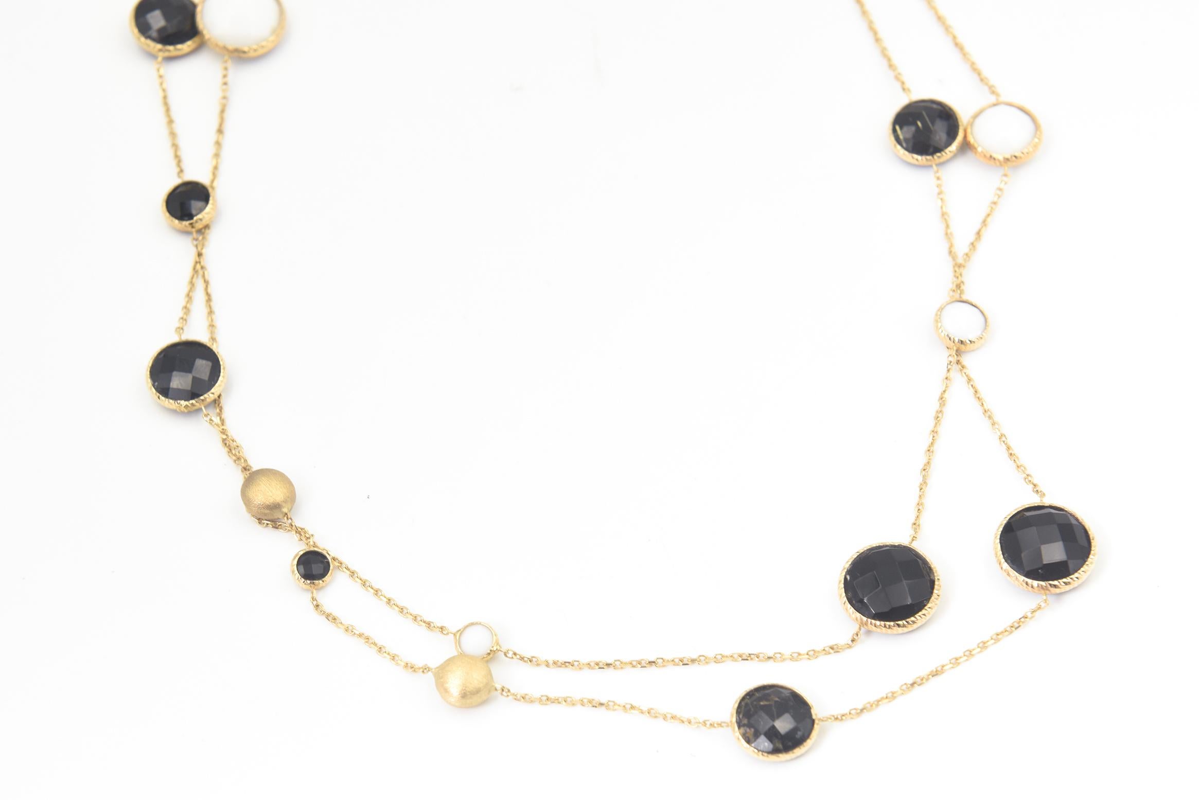 Taille ronde Collier station à double rang en or jaune, quartz fumé et agate blanche en vente