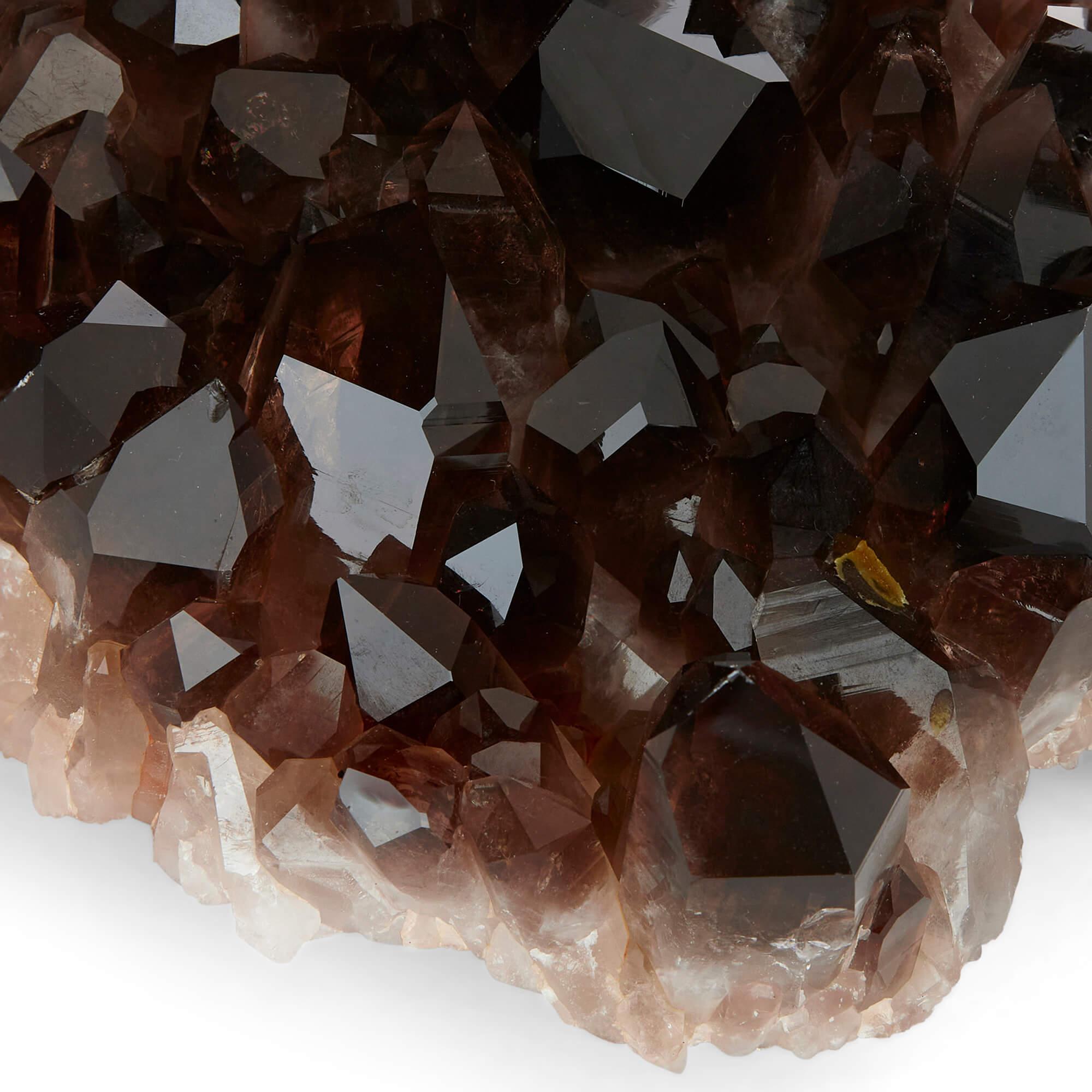 Grappe de cristaux de quartz fumé 
Continental, 20ème siècle 
Hauteur 15cm, largeur 30cm, profondeur 21cm

Formée par la Nature, la base de l'amas de cristaux de quartz fumé est d'une teinte rose saumonée, d'où partent des morceaux de cristaux plus