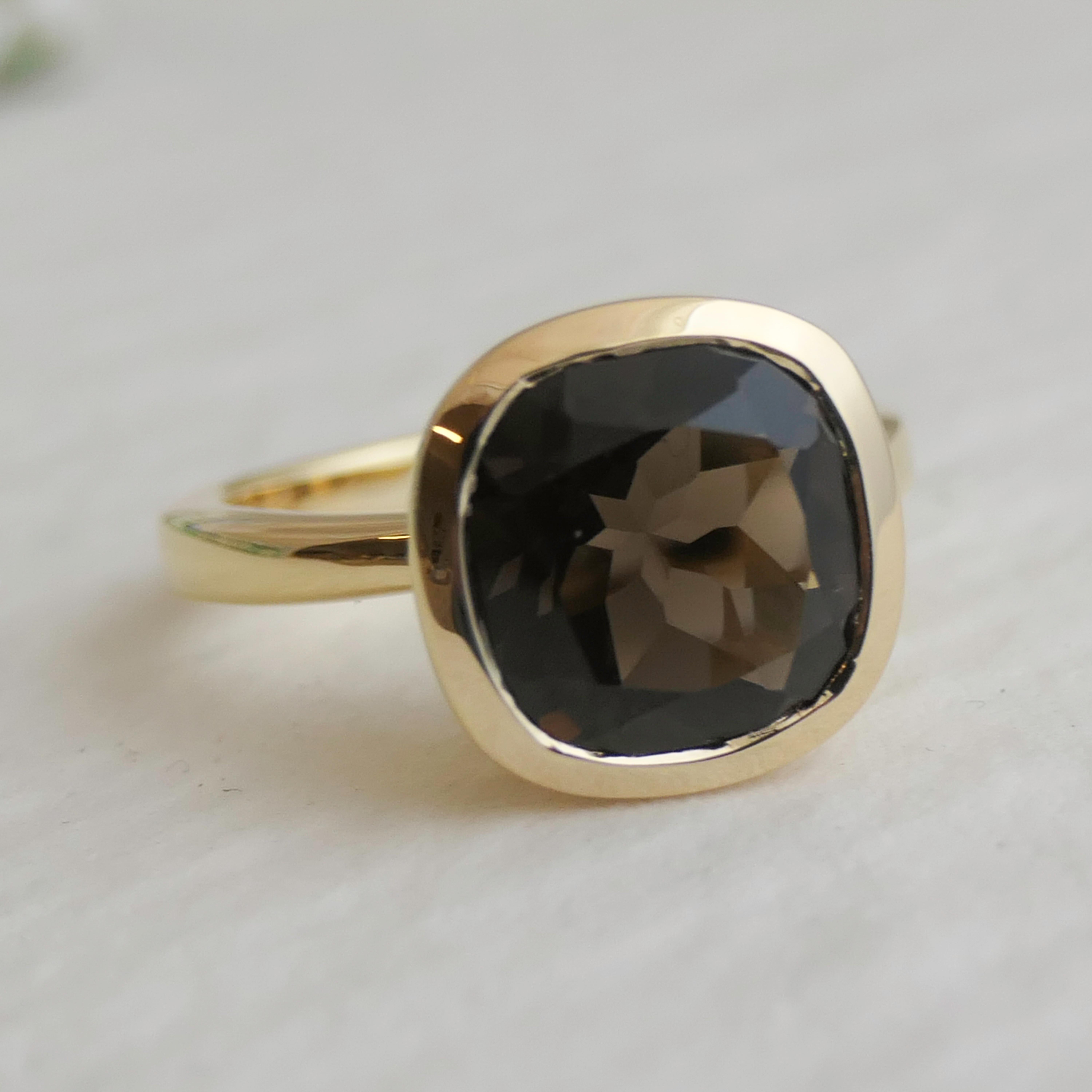 Il quarzo fumé sfaccettato con taglio a cuscino da 10x10 mm è incastonato in argento 925 placcato oro.
Disponibile nelle taglie 6, 7, 8 e 9.  Comunicami la taglia che desideri al momento dell'ordine.