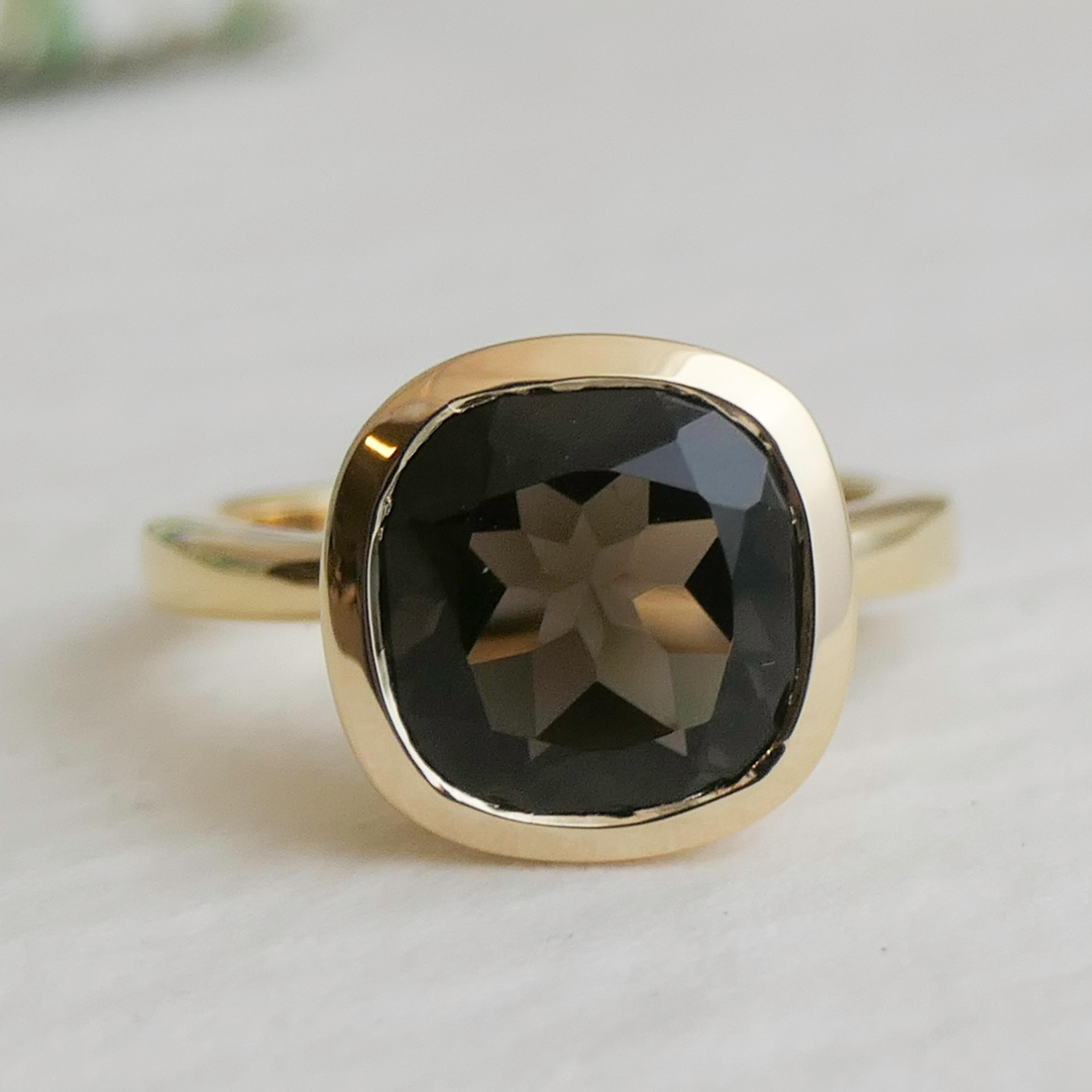 Taglio cuscino Anello in argento placcato oro con taglio a cuscino di quarzo fumé in vendita
