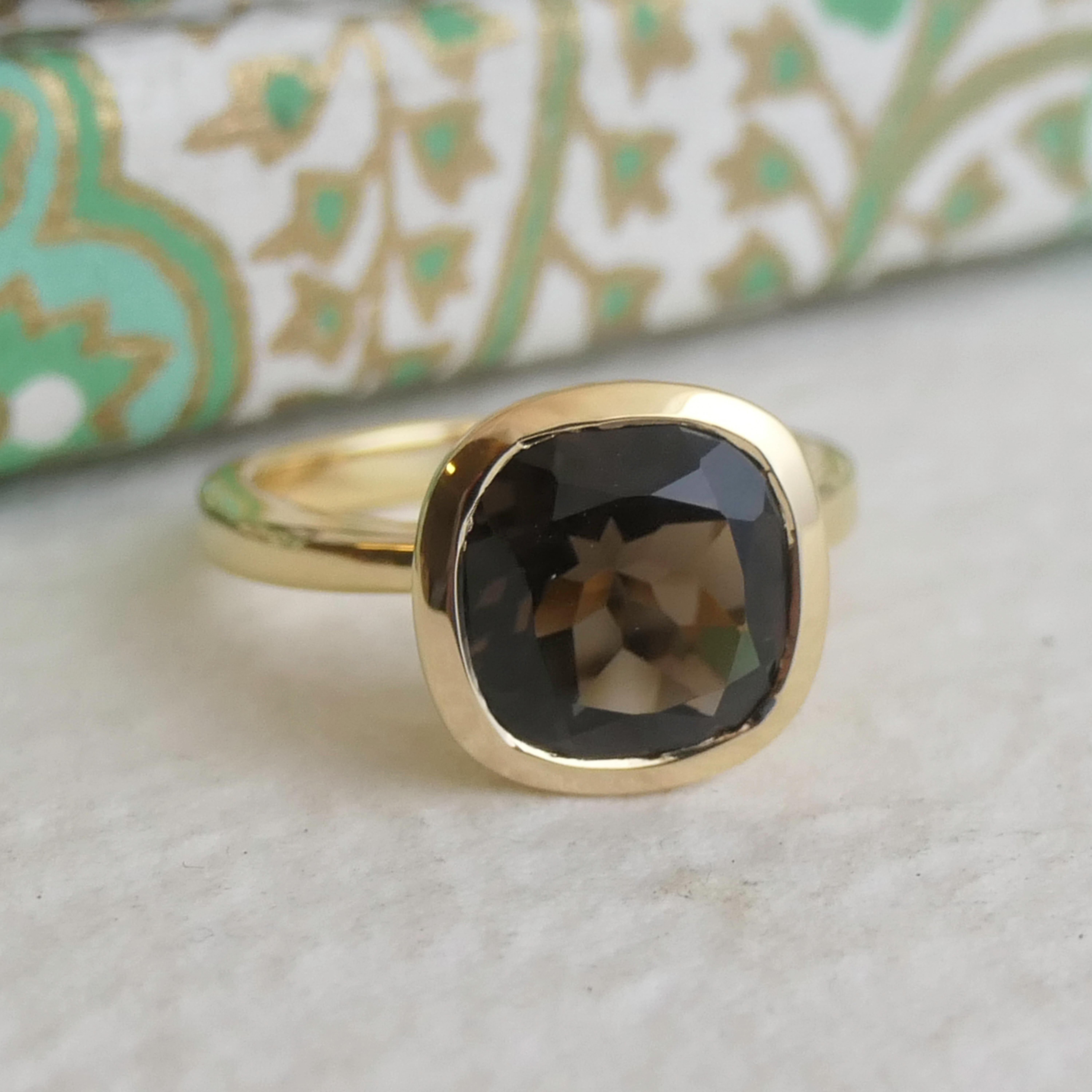 Anello in argento placcato oro con taglio a cuscino di quarzo fumé In condizioni Nuovo in vendita a Oslo, 03