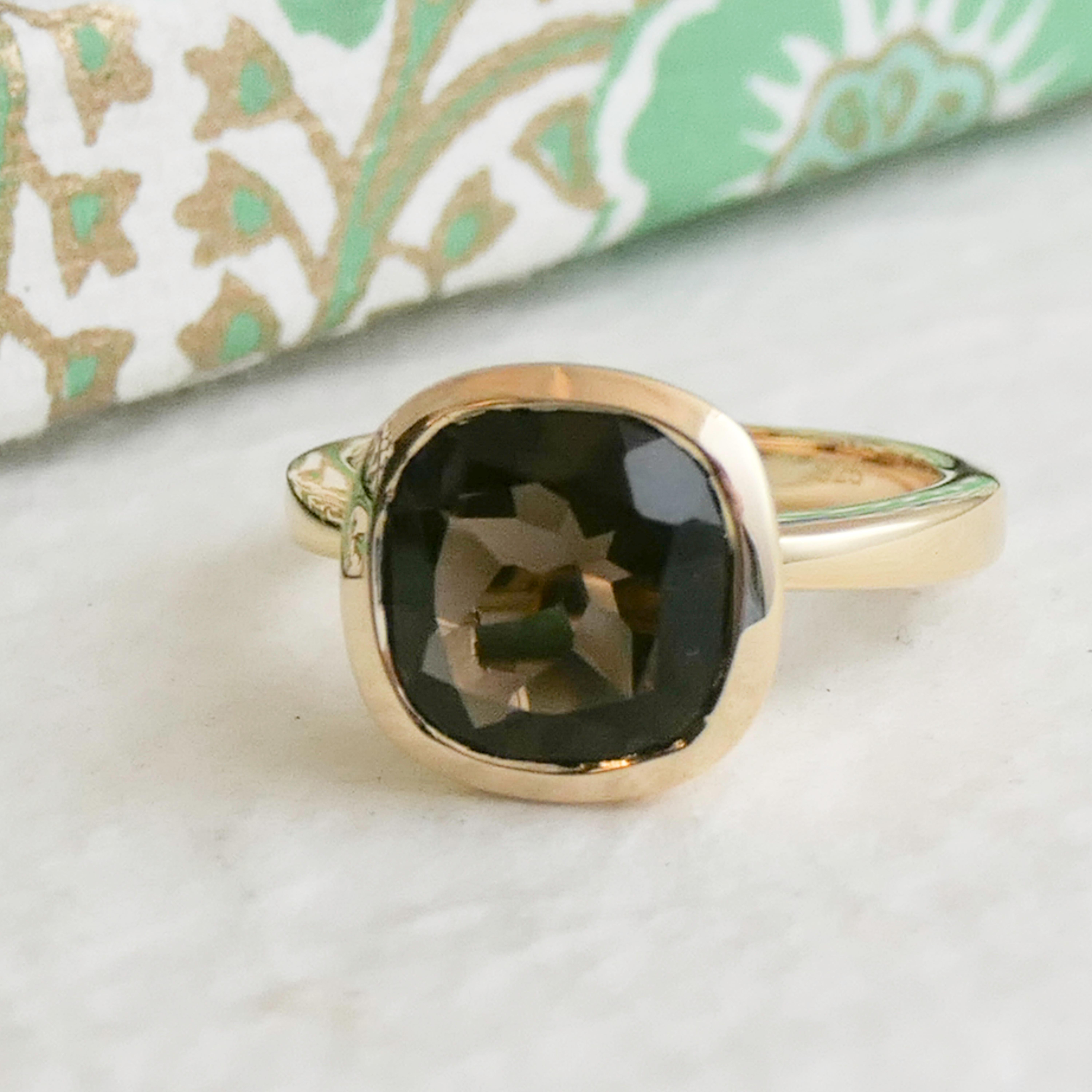 Anello in argento placcato oro con taglio a cuscino di quarzo fumé in vendita 2