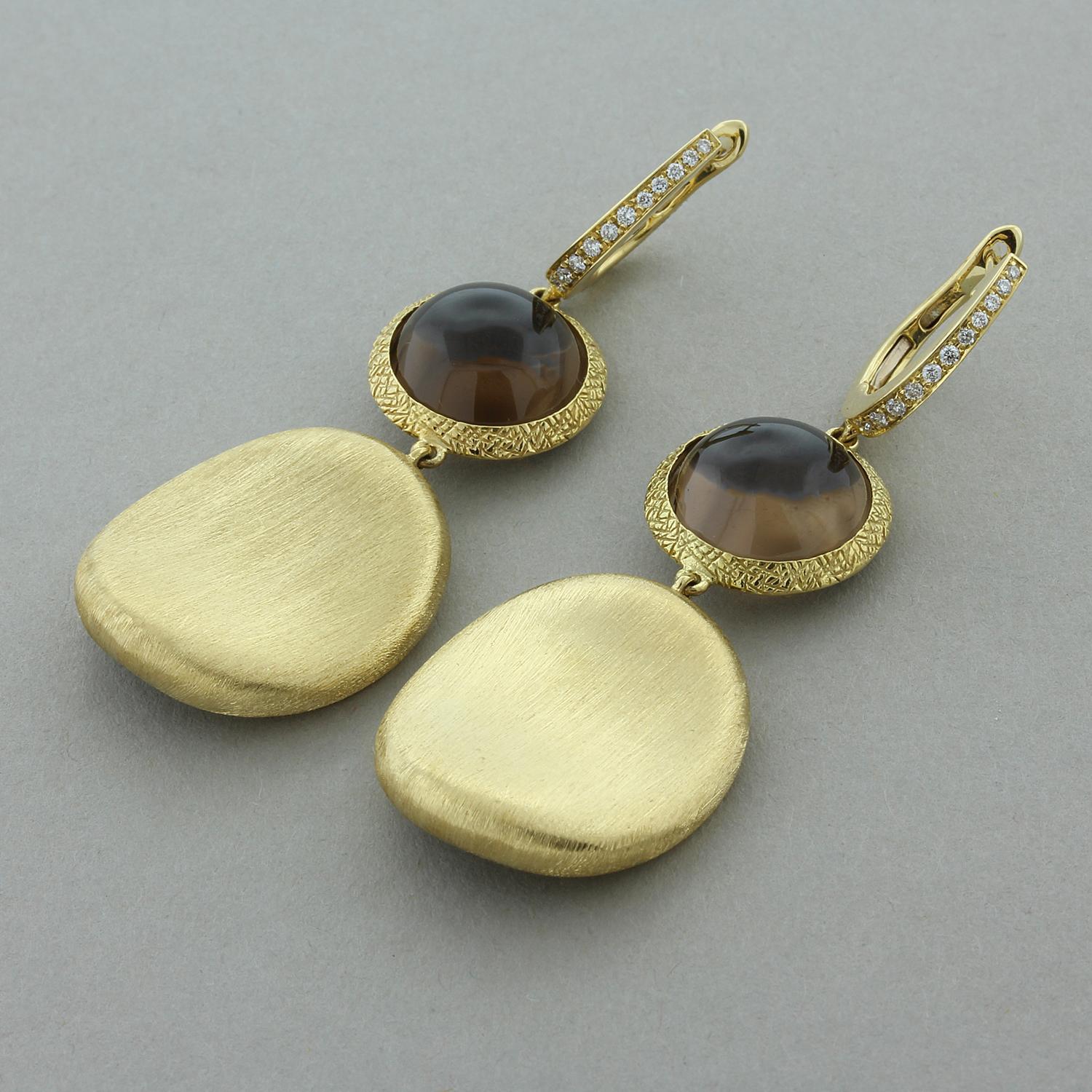 These sophisticated drop earrings feature 7.60 carats of round cabochon smoky quartz. The bezel set gemstones are dropped from 0.12 carats of round brilliant cut diamonds. Set in 18K yellow gold with a concave mesh and hammered gold finish, these