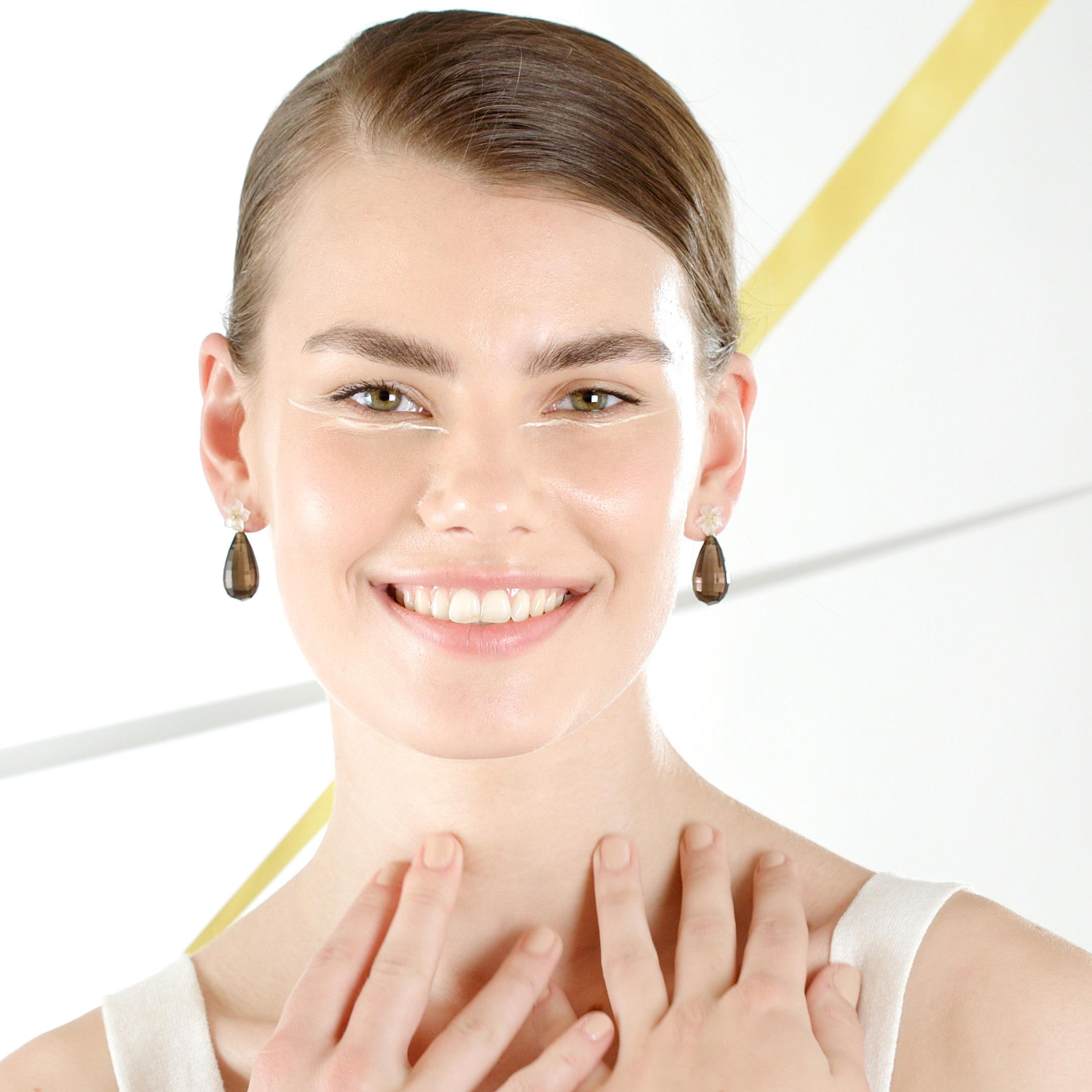 Orecchini italiani moderni con goccia di cristallo di rocca di quarzo fumé e fiore in oro 18 carati in vendita 4