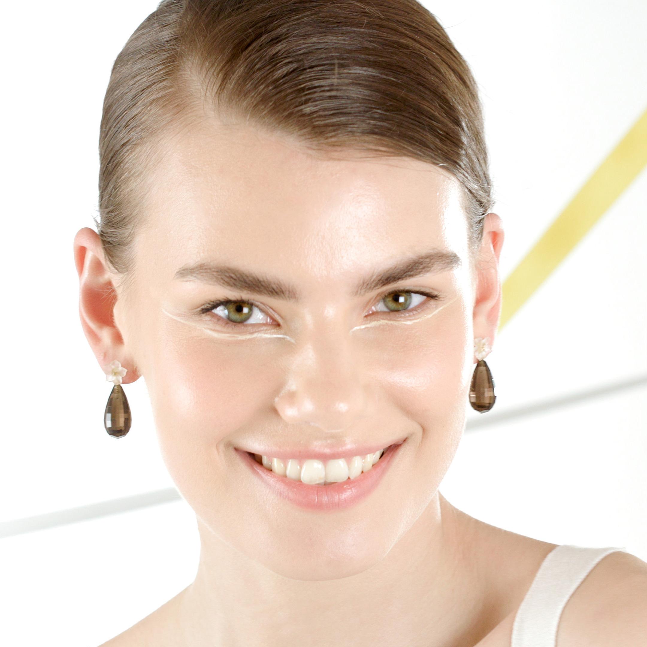 Orecchini italiani moderni con goccia di cristallo di rocca di quarzo fumé e fiore in oro 18 carati in vendita 5