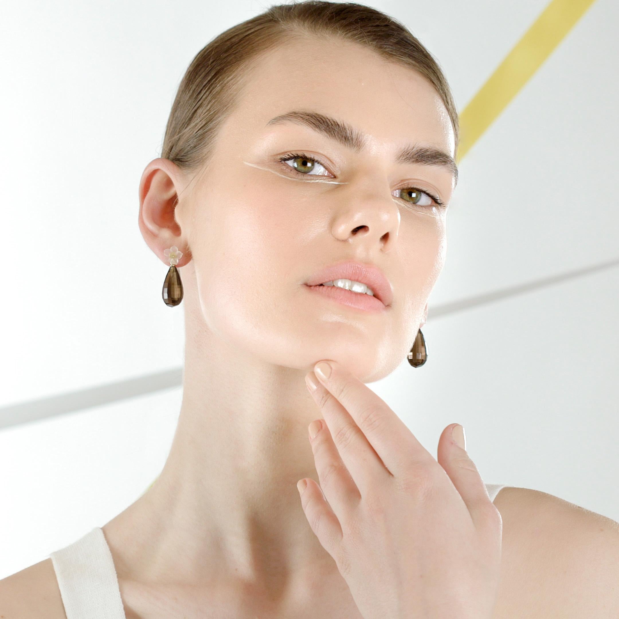 Orecchini italiani moderni con goccia di cristallo di rocca di quarzo fumé e fiore in oro 18 carati in vendita 9