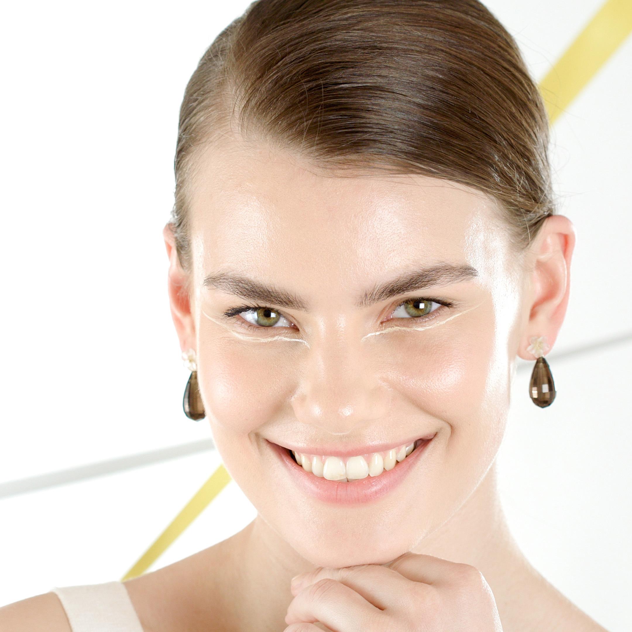 Orecchini italiani moderni con goccia di cristallo di rocca di quarzo fumé e fiore in oro 18 carati in vendita 10