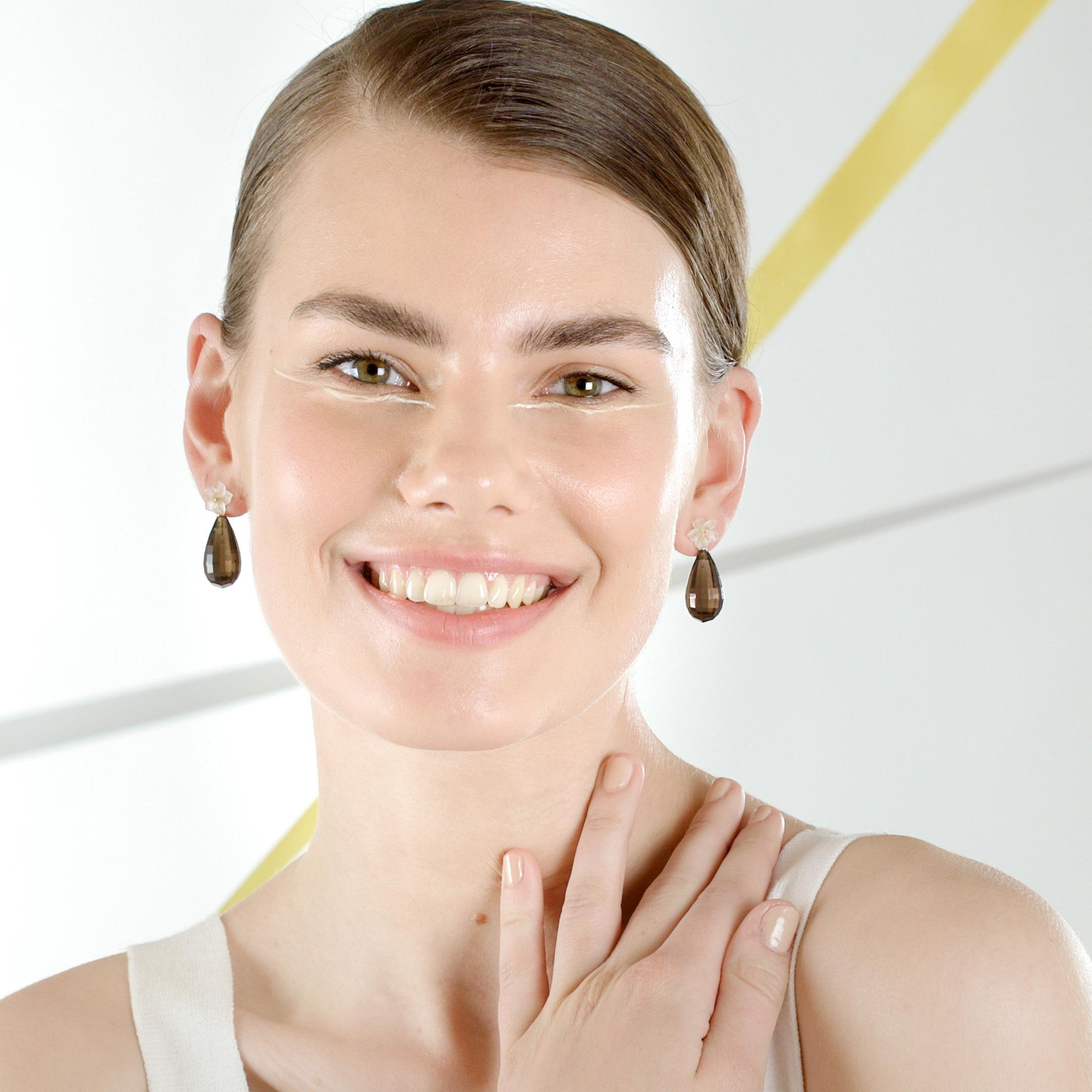 Orecchini italiani moderni con goccia di cristallo di rocca di quarzo fumé e fiore in oro 18 carati in vendita 11