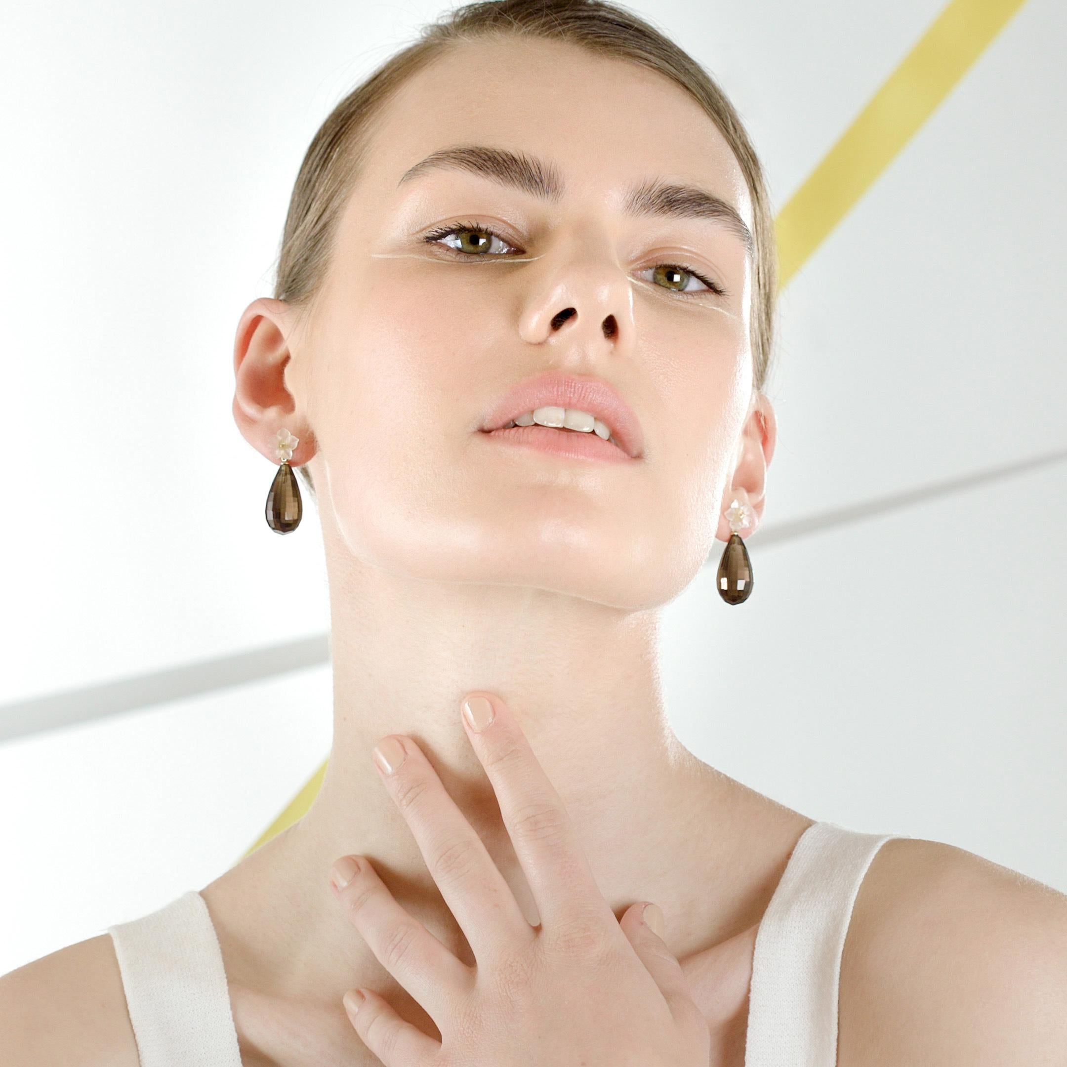 Orecchini italiani moderni con goccia di cristallo di rocca di quarzo fumé e fiore in oro 18 carati in vendita 13