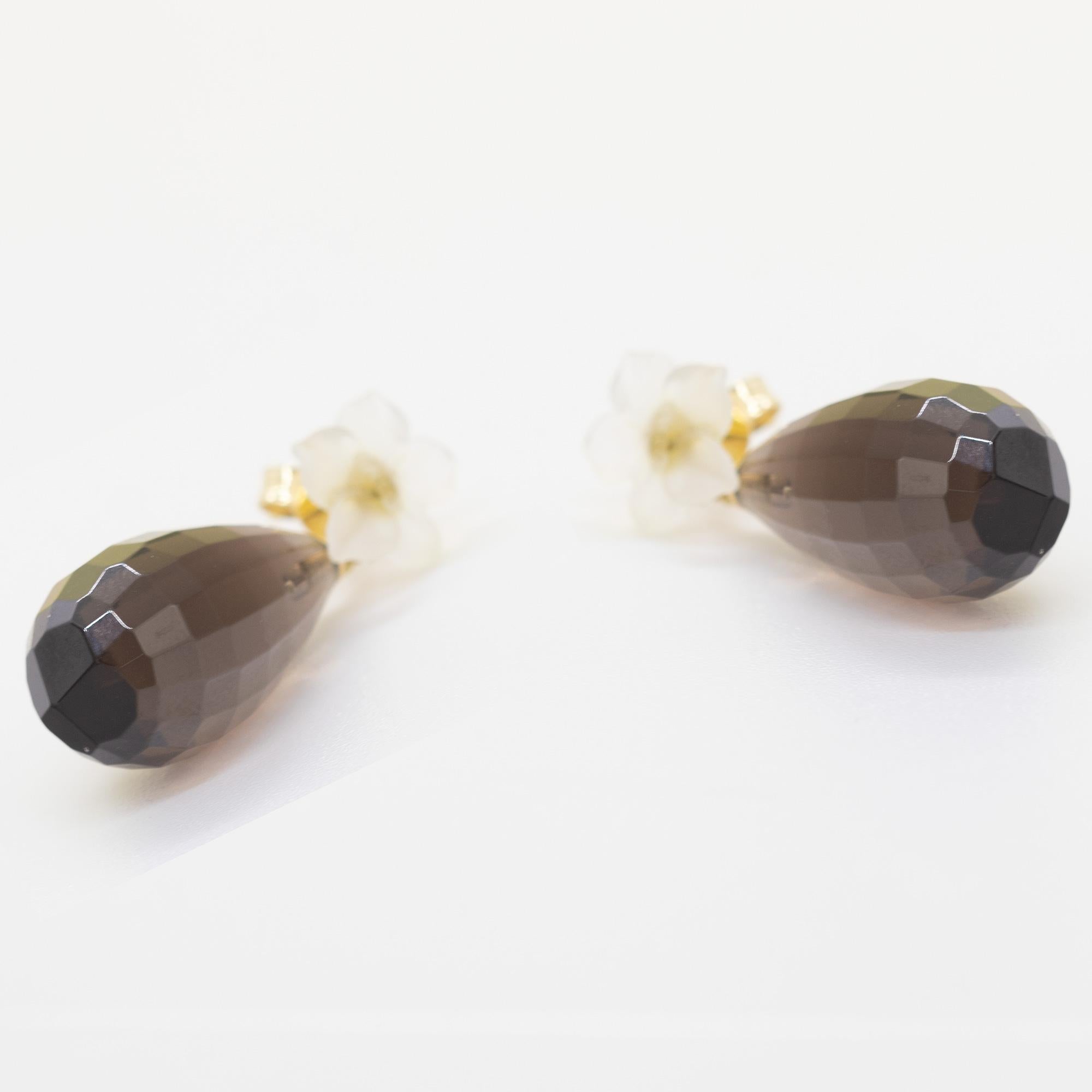 Donna Orecchini italiani moderni con goccia di cristallo di rocca di quarzo fumé e fiore in oro 18 carati in vendita