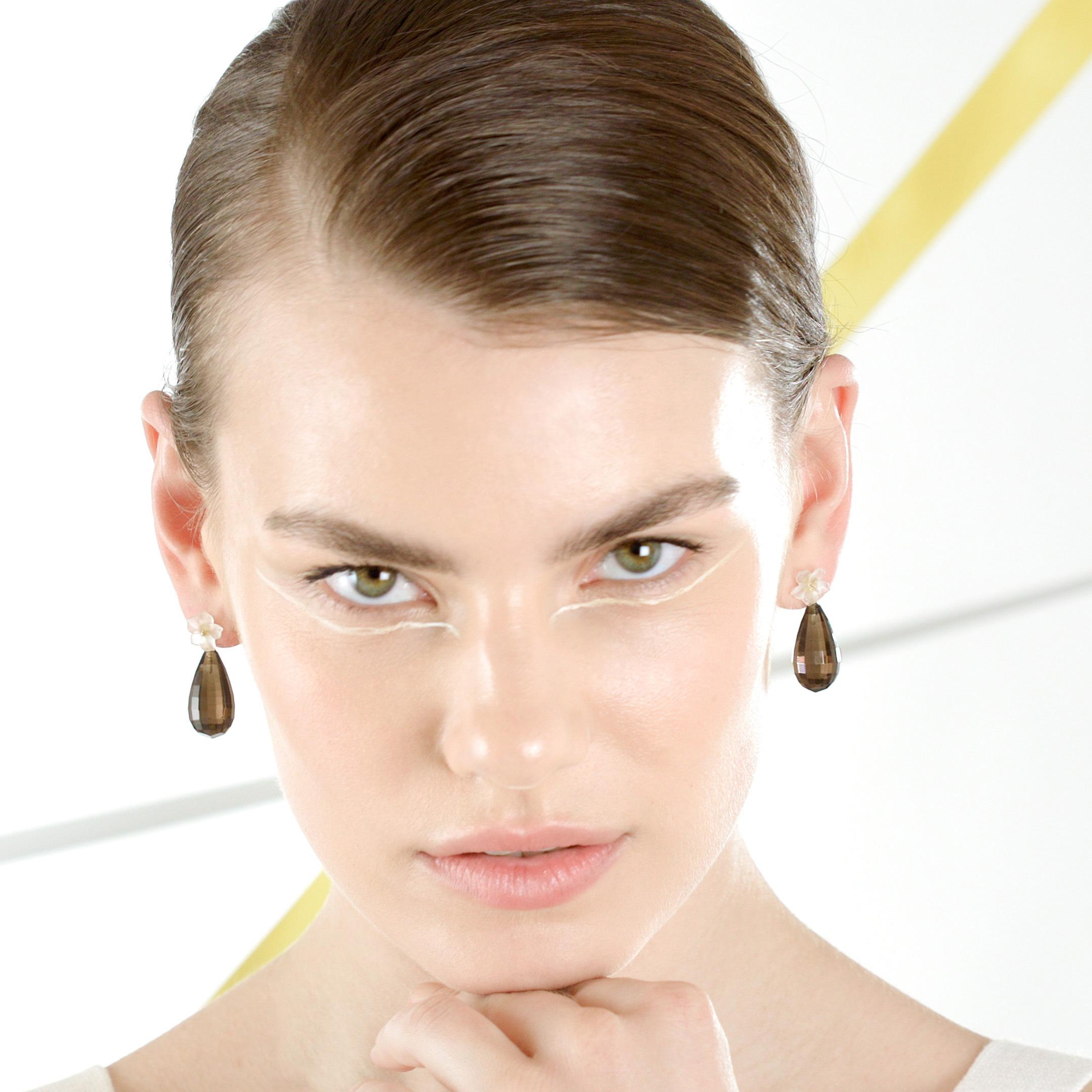 Orecchini italiani moderni con goccia di cristallo di rocca di quarzo fumé e fiore in oro 18 carati in vendita 14