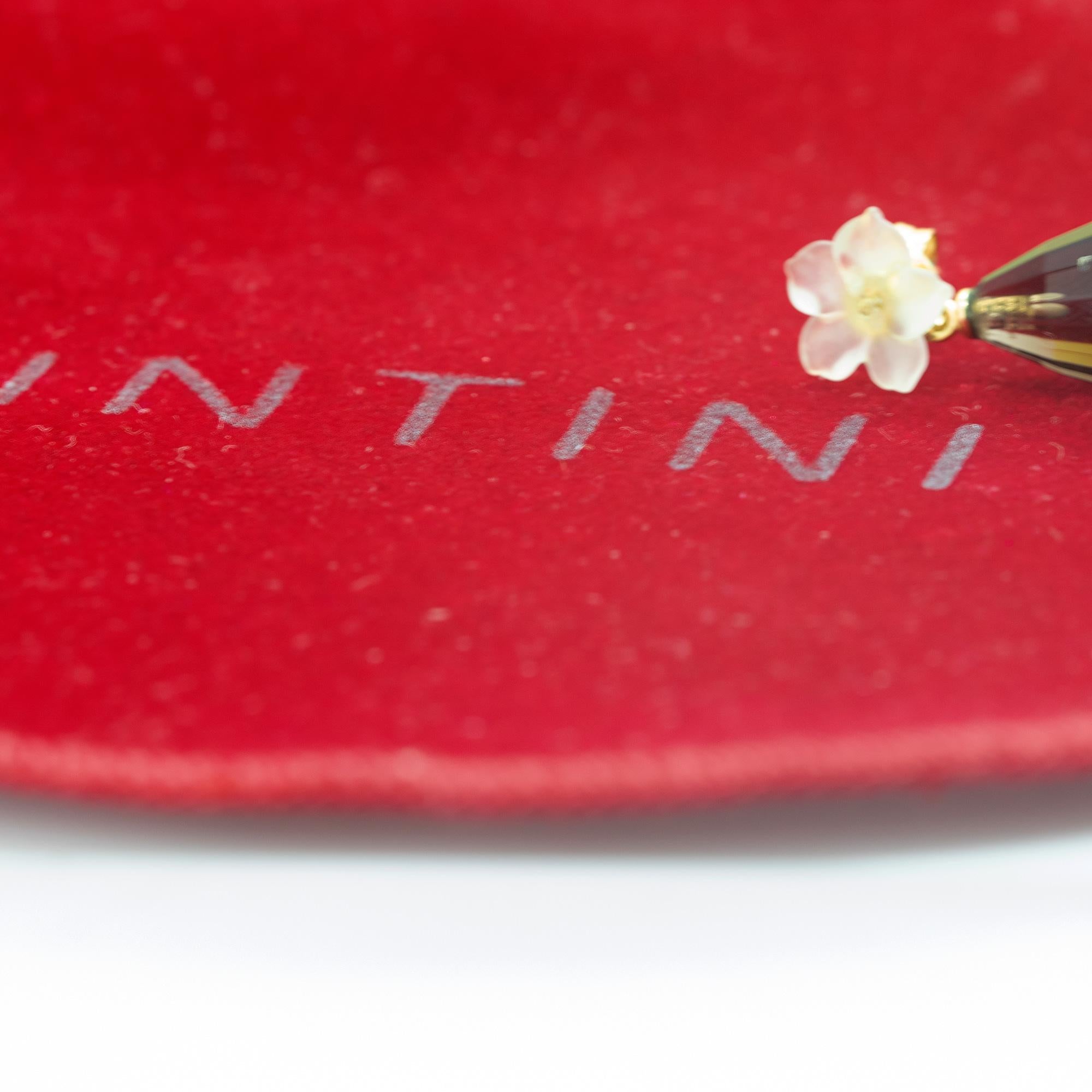 Orecchini italiani moderni con goccia di cristallo di rocca di quarzo fumé e fiore in oro 18 carati in vendita 1