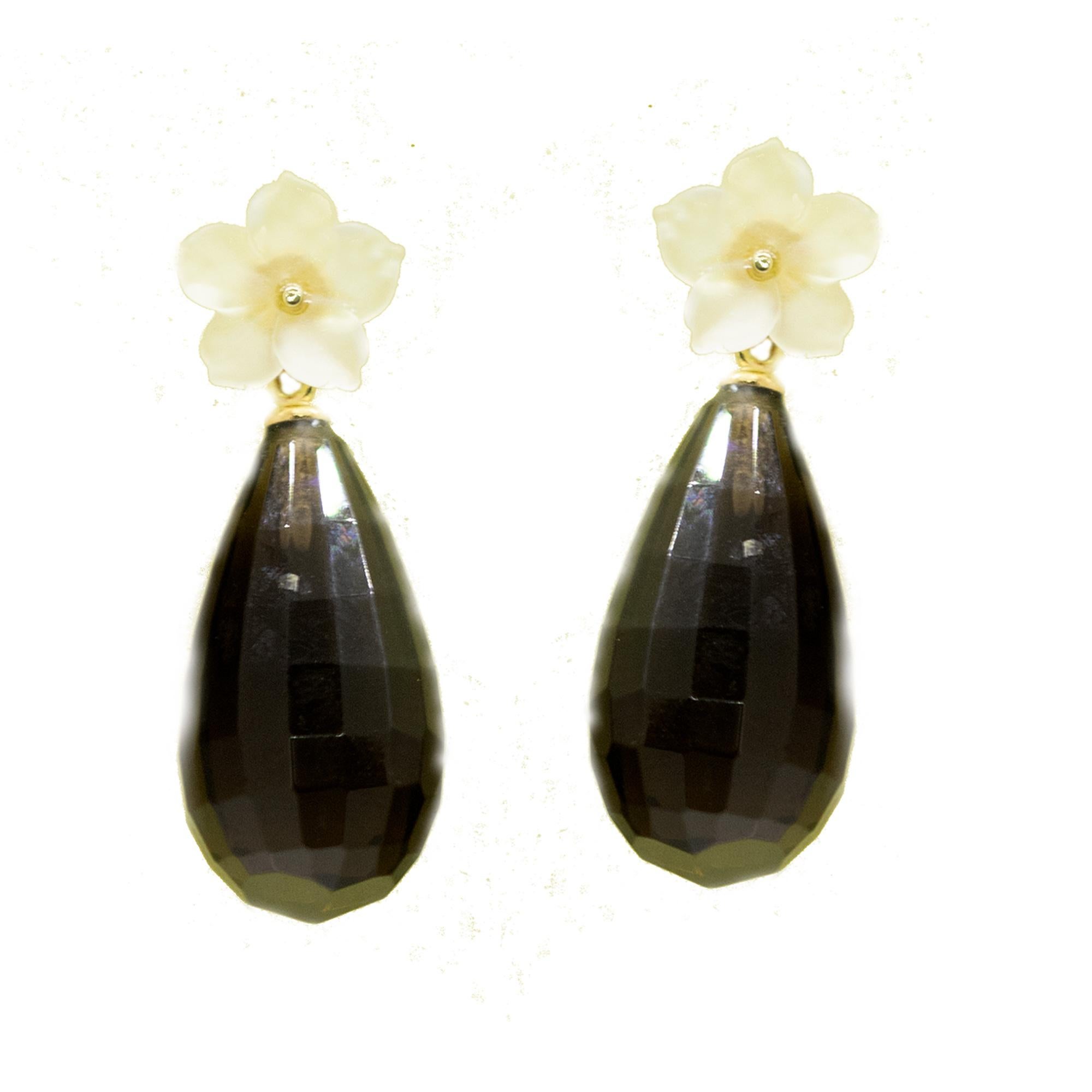 Orecchini italiani moderni con goccia di cristallo di rocca di quarzo fumé e fiore in oro 18 carati in vendita 2