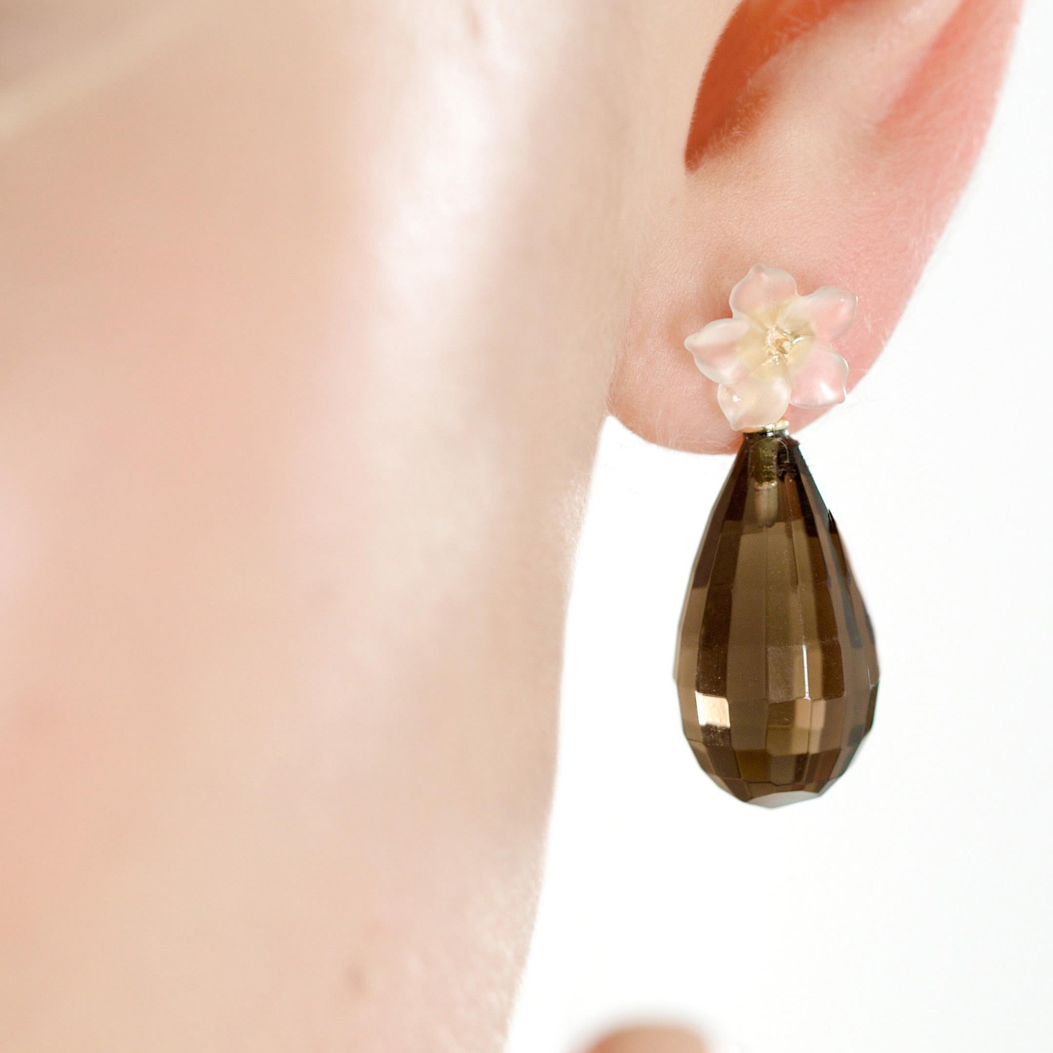 Orecchini italiani moderni con goccia di cristallo di rocca di quarzo fumé e fiore in oro 18 carati In condizioni Nuovo in vendita a Milano, IT