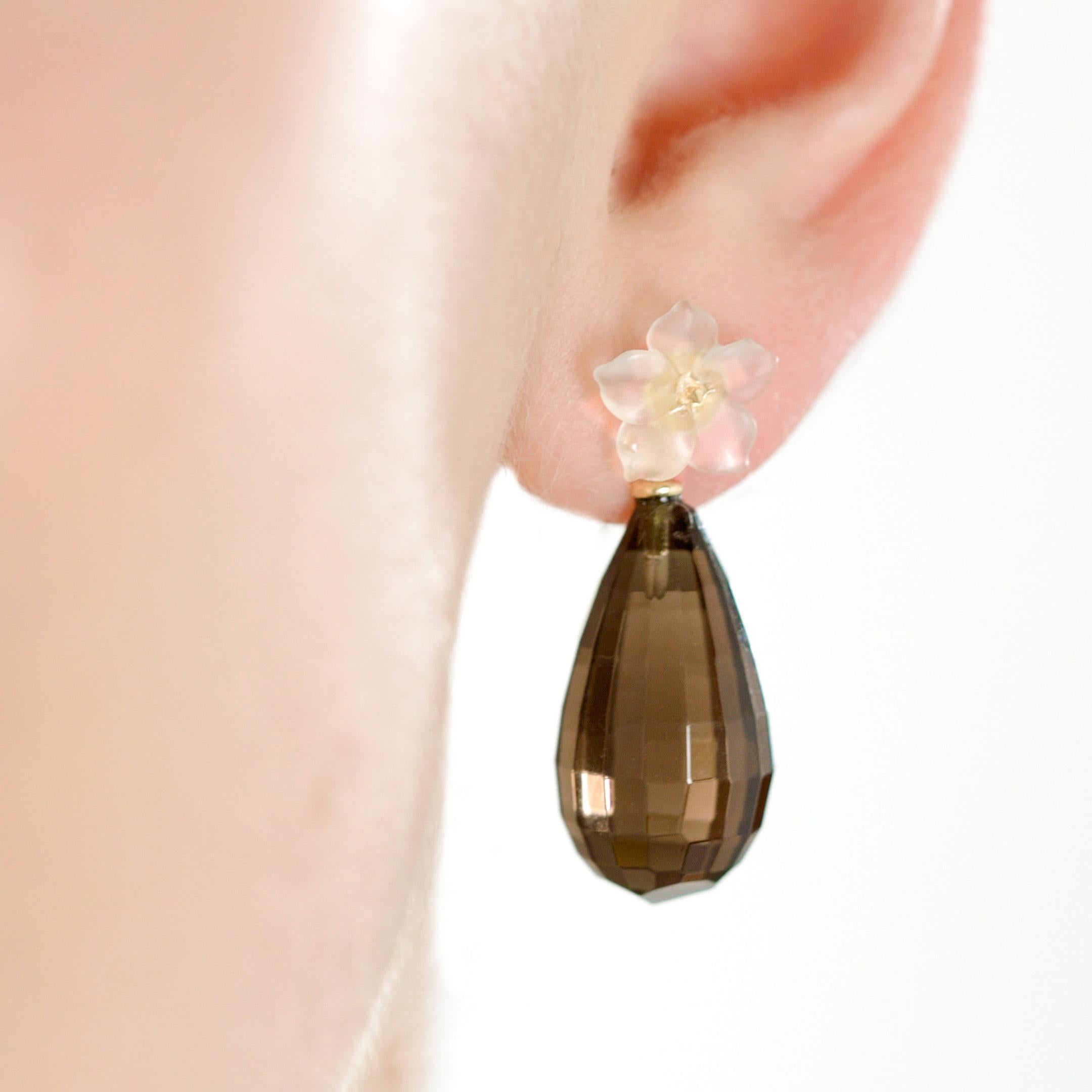 Orecchini italiani moderni con goccia di cristallo di rocca di quarzo fumé e fiore in oro 18 carati in vendita 3