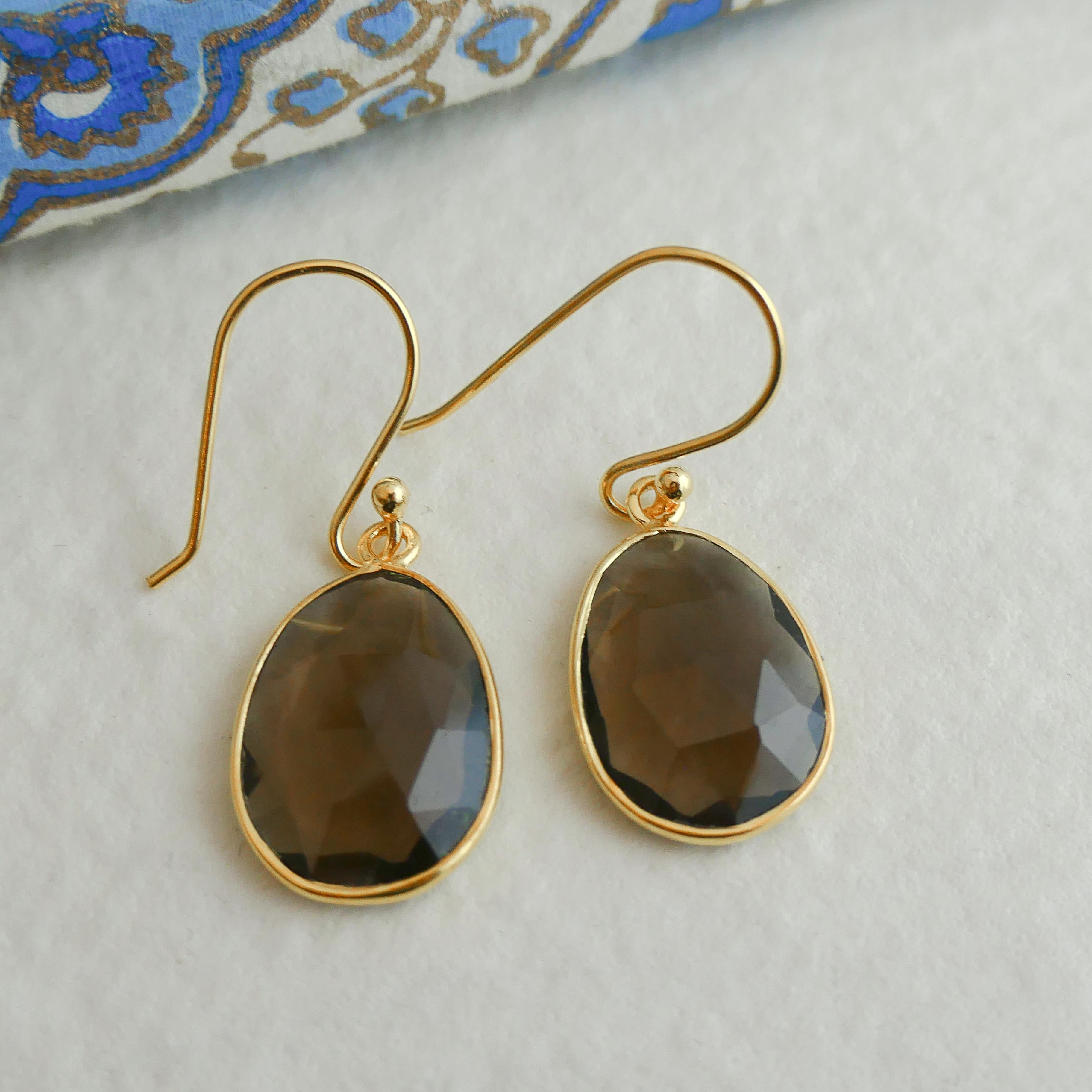 11x15mm faceted free form  cut smoky quartz is set in gold plated sterling silver and placed in gold plated sterling silver  earwires.

✦Gemstone: smoky quartz
✦Stone Cut: faceted free form cut
✦Stone Size: Approximately 11x15mm
✦Size of earring