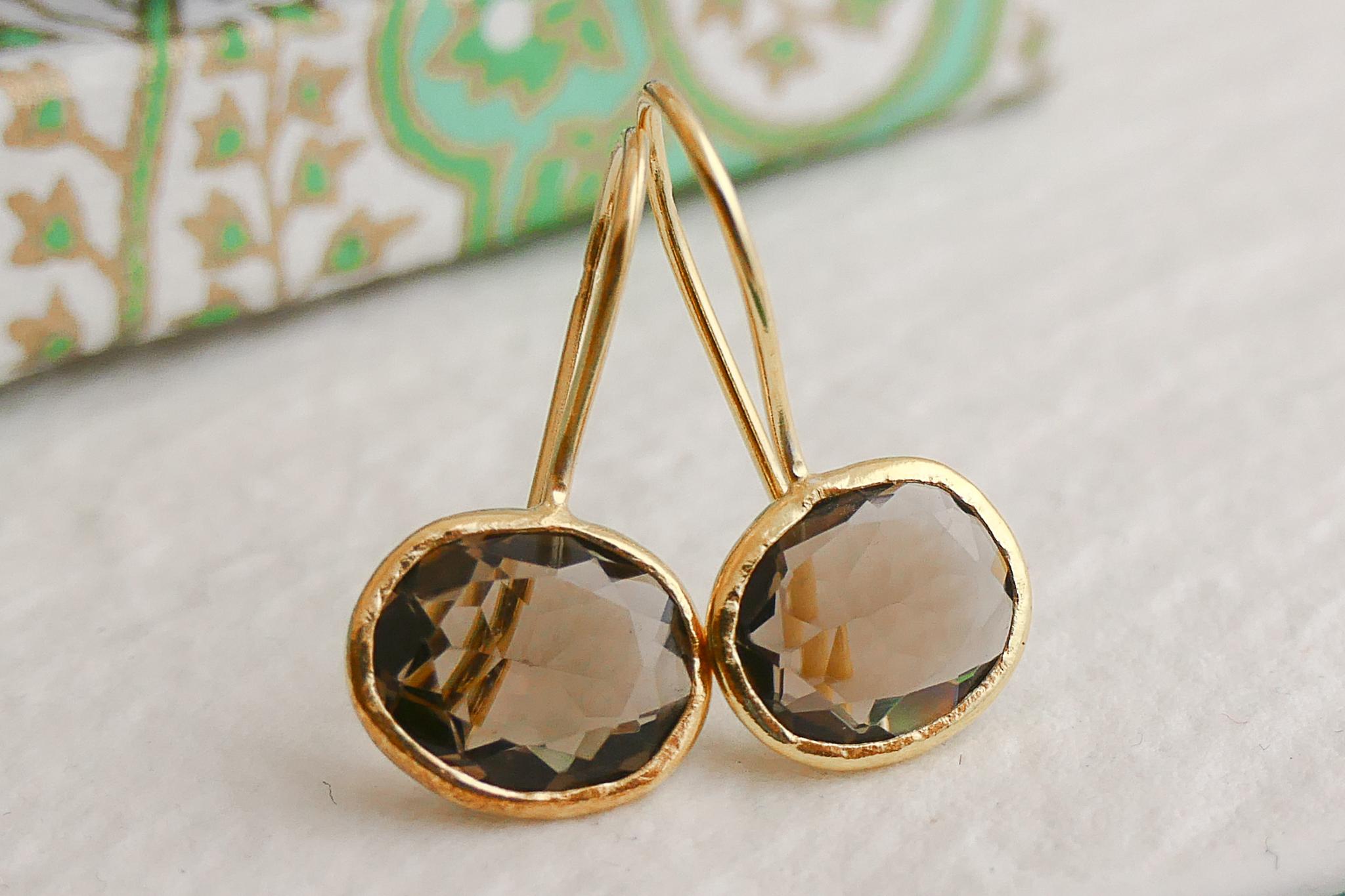7x9mm faceted oval cut smoky quartz set in gold plated sterling silver and placed in gold plated sterling silver  earwires.

✦Gemstone:  smoky quartz
✦Stone Cut: faceted oval  cut
✦Stone Size: Approximately 7x9mm
✦Size of earring from top of earwire