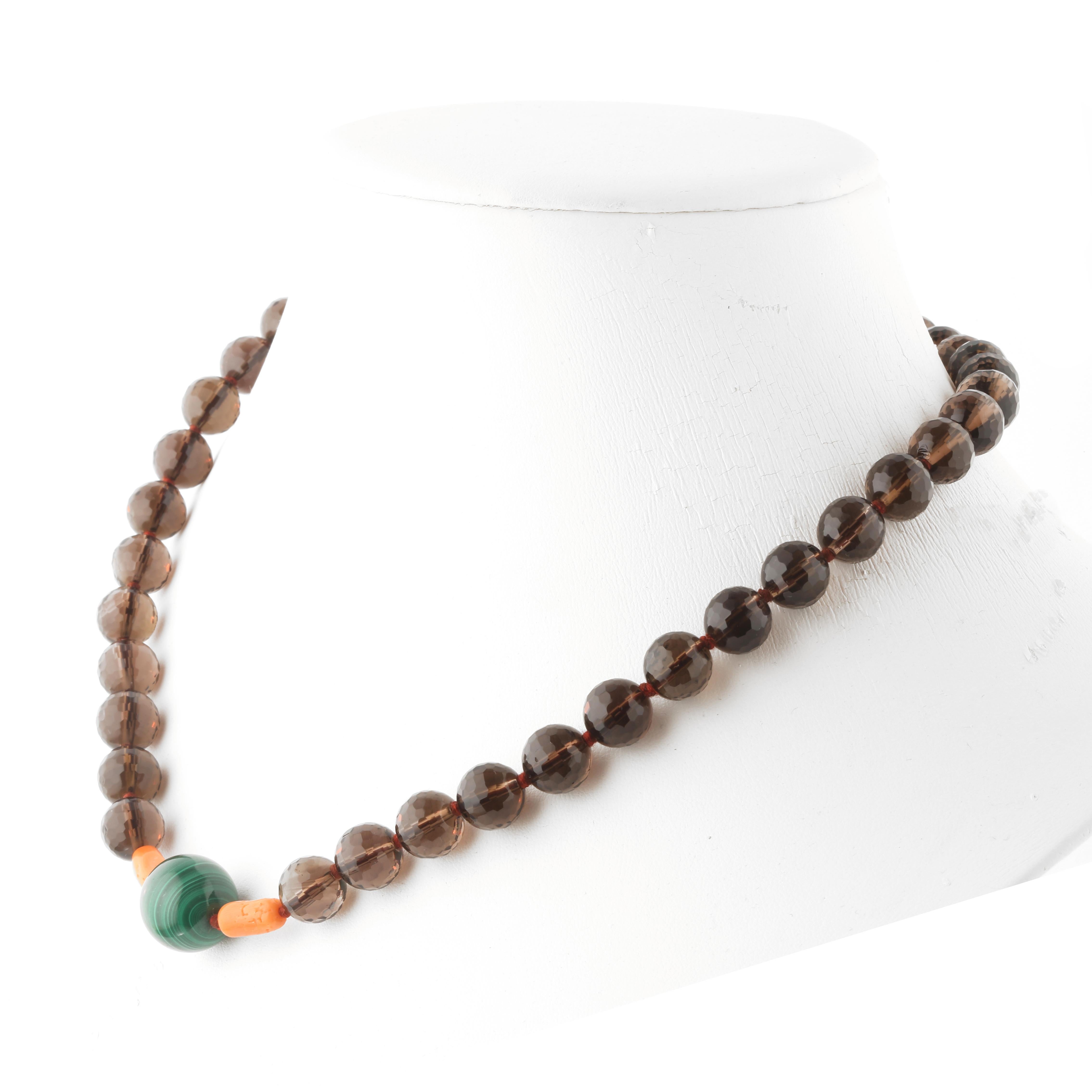 Collana di ispirazione autunnale con perline di materiali preziosi naturali. Immergiti nella bellezza di questa collana dal design unico con pietre naturali piene di vita e di colore. 

Collana con quarzo sfaccettato, corallo naturale e malachite