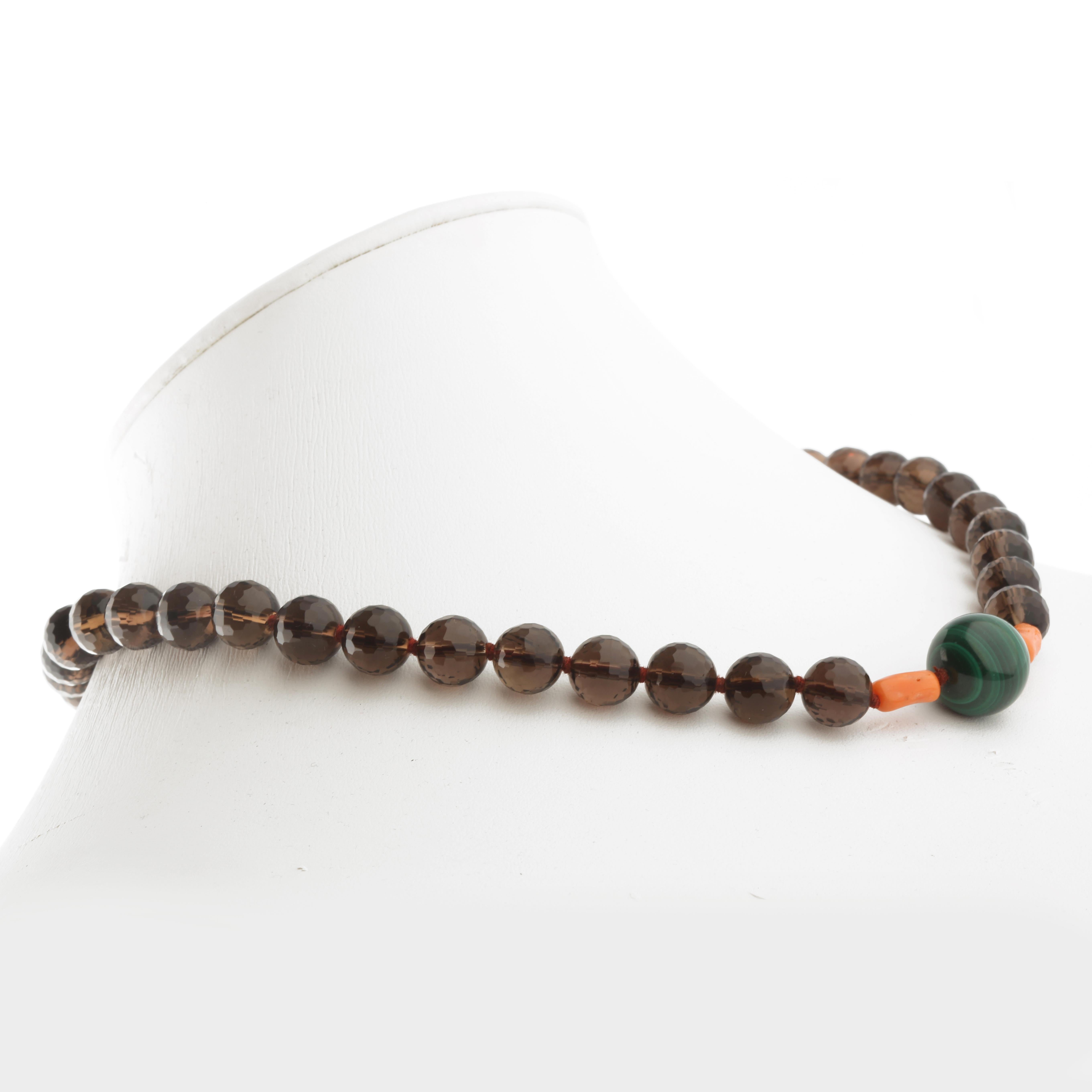 Taglio rotondo Quarzo fumé Rosa Corallo Malachite Argento Collana di perline Intini Jewels in vendita