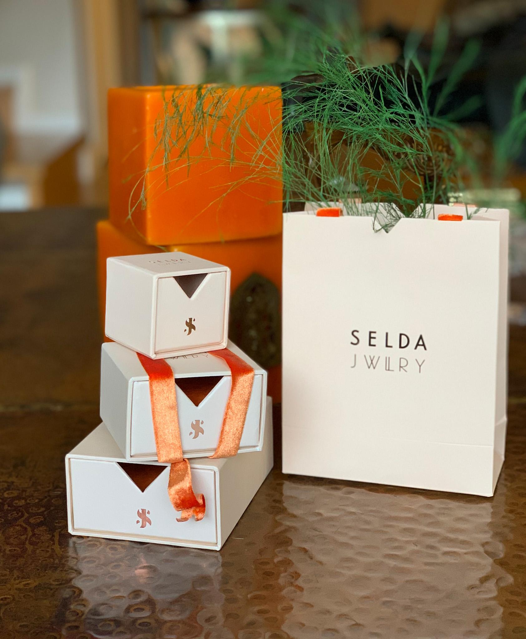 Smoky quartz rain drop necklace in 14k rose gold by Selda Jewellery

Additional Information:-
Collection: Waves Collection
14k Rose gold
0.14ct Smoky quartz
Pendant height 2cm
Chain length 40 cm