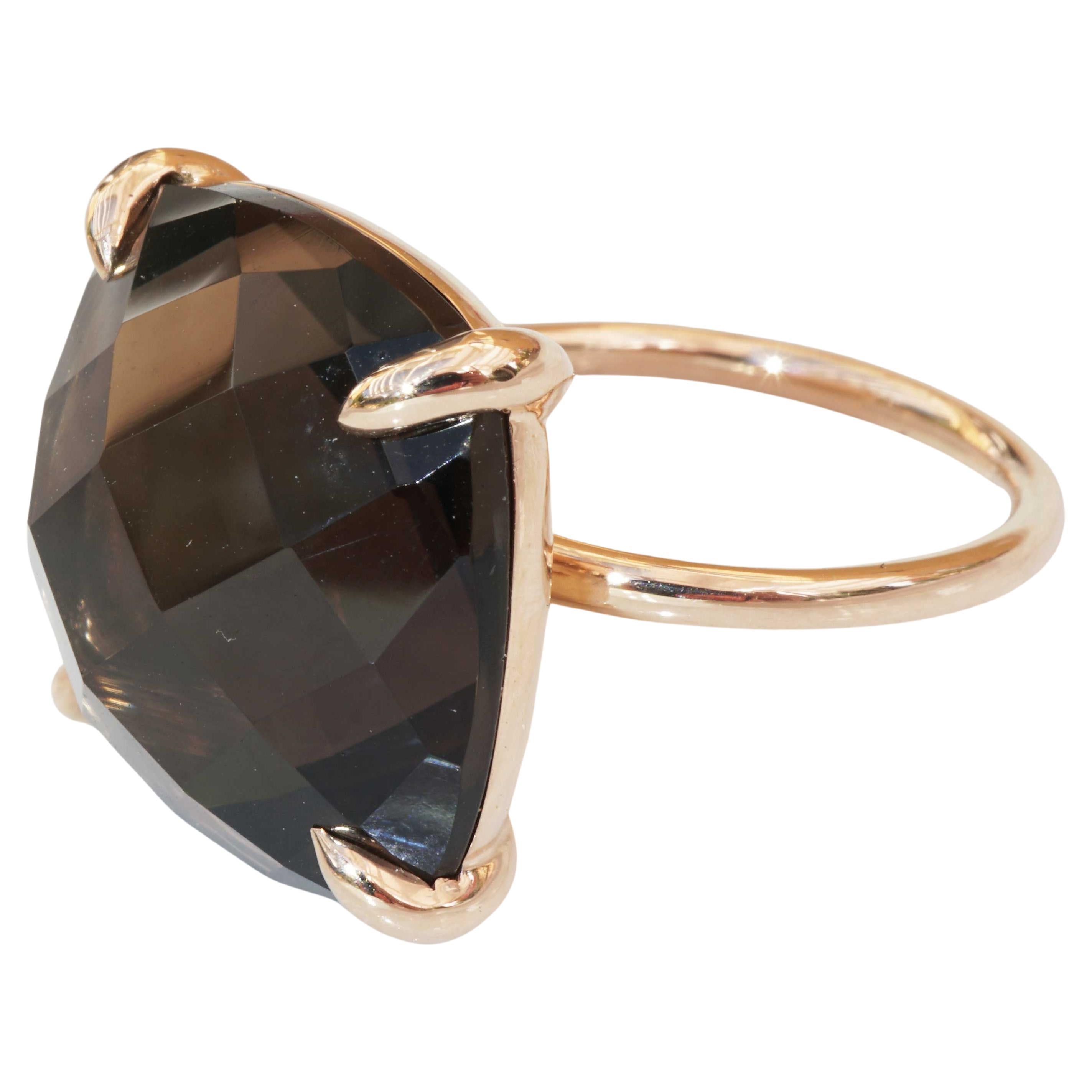 Un bijou intemporel, fabriqué dans un atelier d'orfèvrerie traditionnel à Valenza/Italie, une briolette carrée en quartz fumé avec des facettes en damier env. 15,56 ct, env. 18 x 18 mm, incrustée de nacre pour un contraste vivant, le quartz fumé