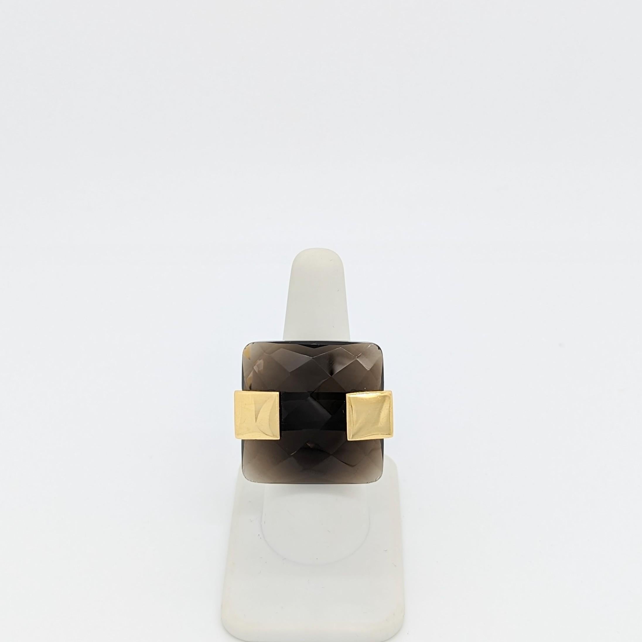Smoky Quartz Square Shape Ring in 18K Yellow Gold In New Condition For Sale In Los Angeles, CA